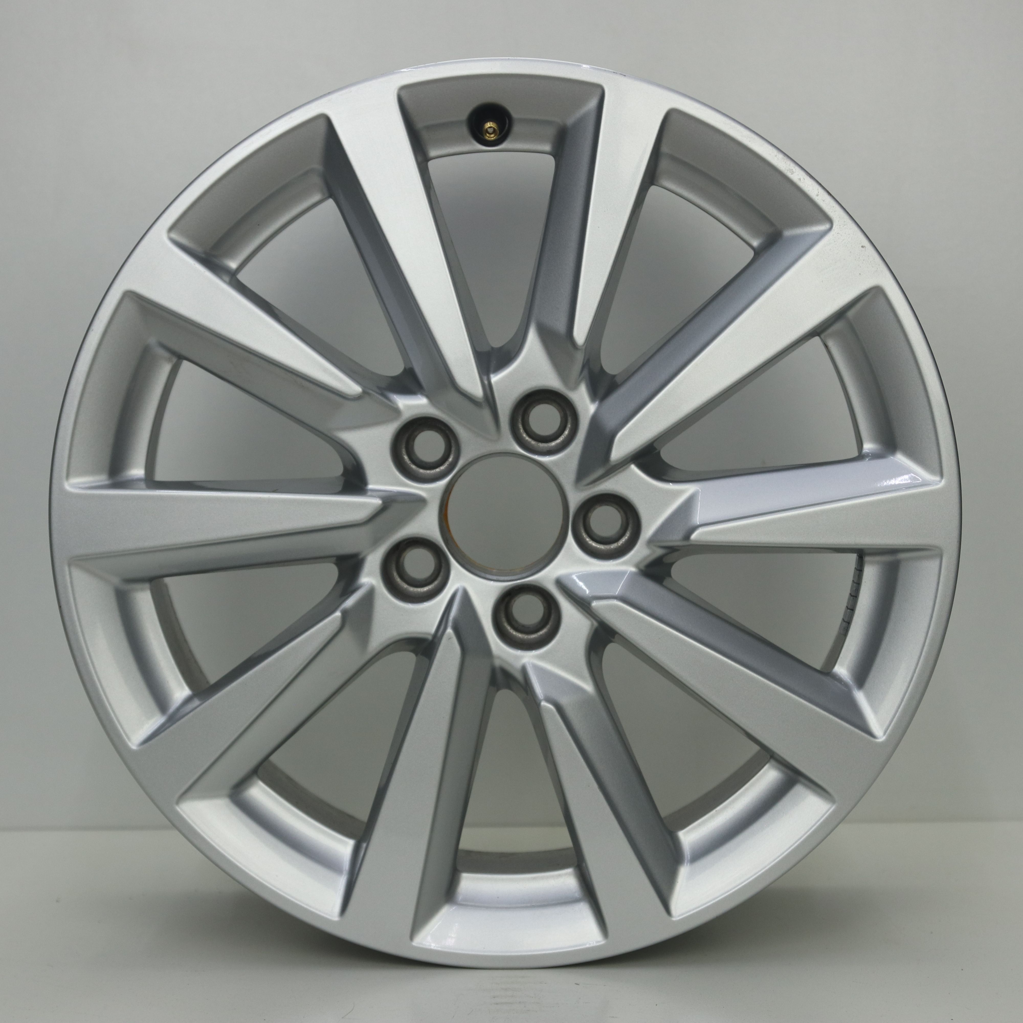 OS1007656 Originele 16 inch lichtmetalen Audi A1 Citycarver velgen 6.50X16 5X100 ET40.0 NB57.10 Zilver