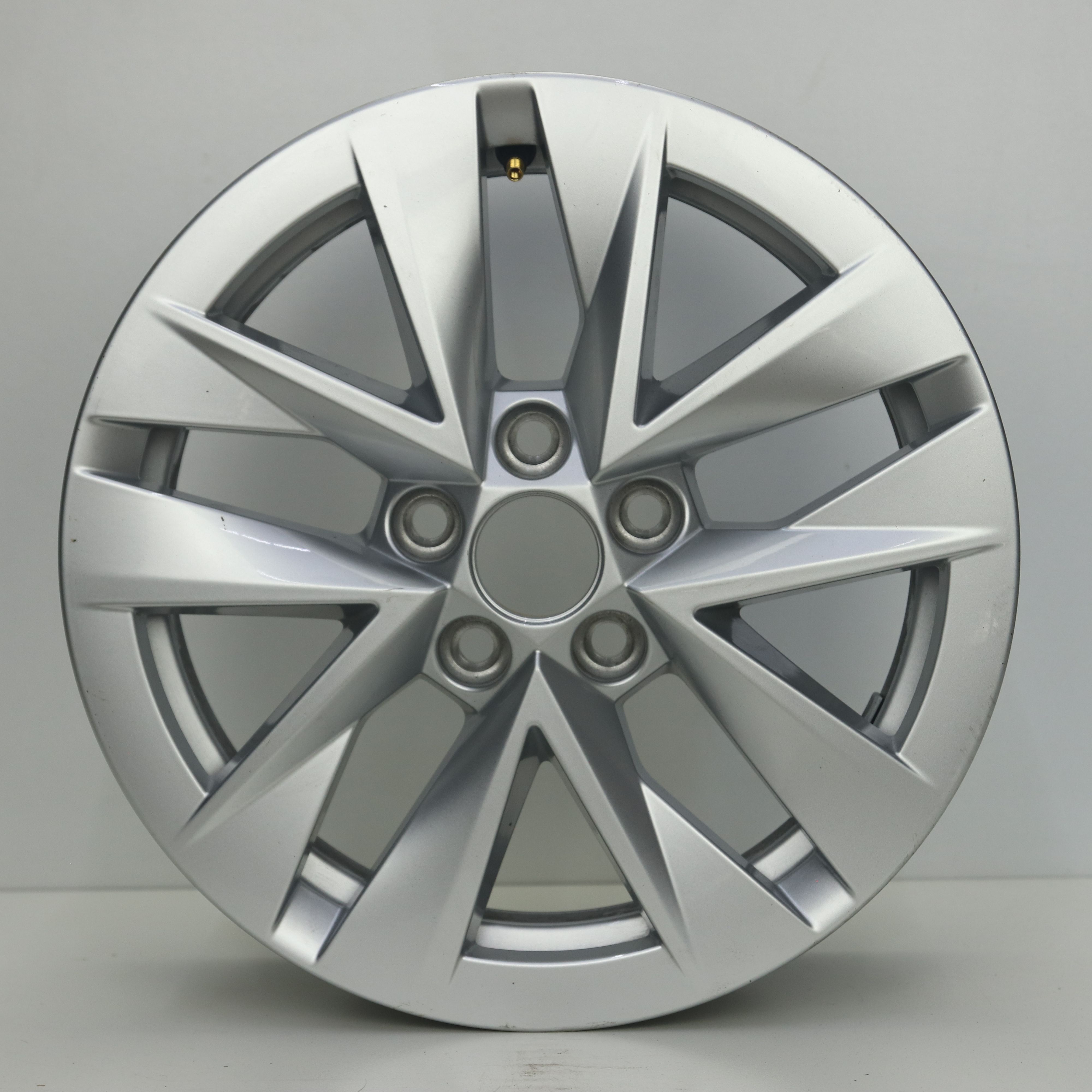 OS1007948 Originele 15 inch lichtmetalen Skoda velgen 5.50X15 5X100 ET40.0 NB57.10 Zilver
