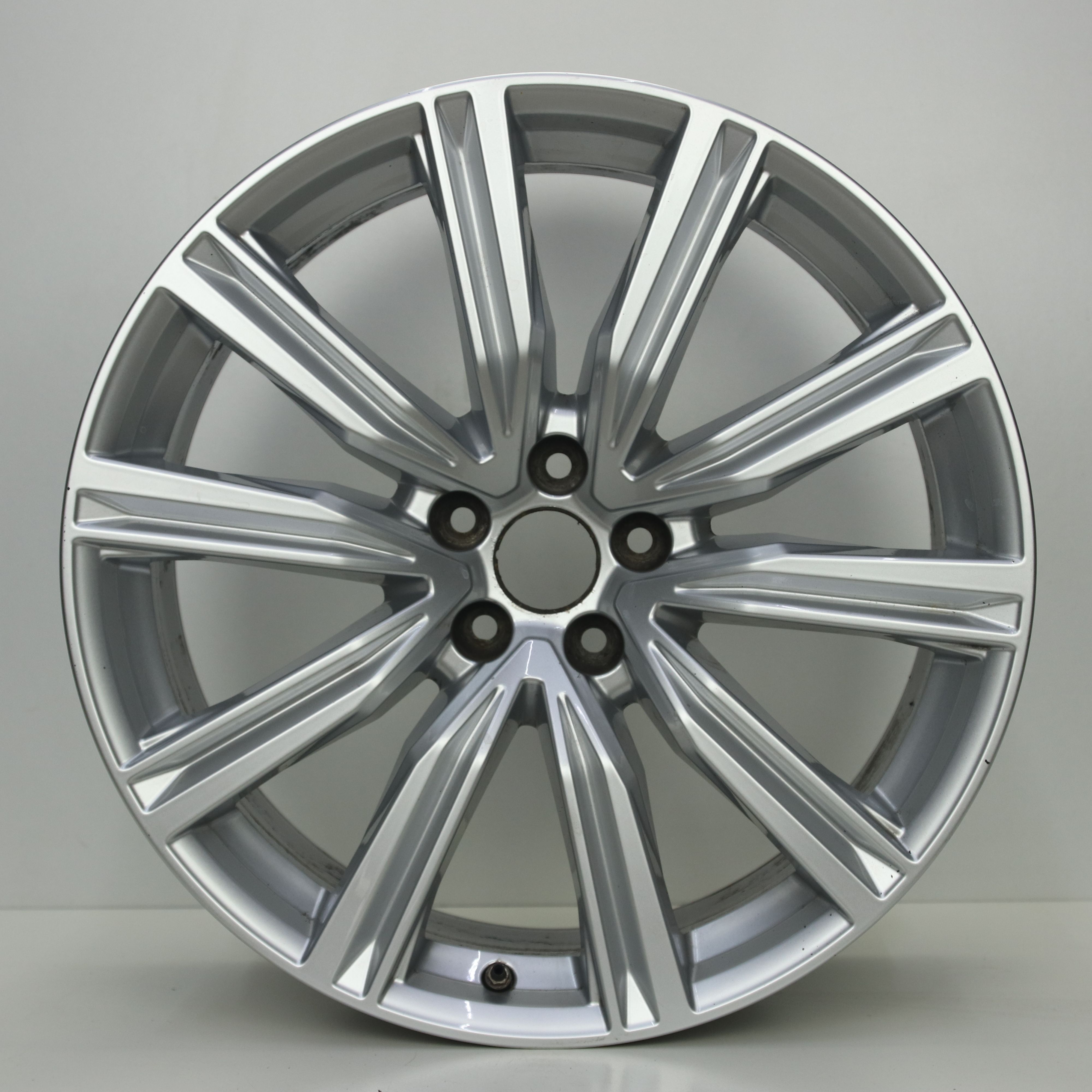 OS1007911 Originele 20 inch lichtmetalen Audi Q8 velgen 8.50X20 5X112 ET20.0 NB66.60 Zilver