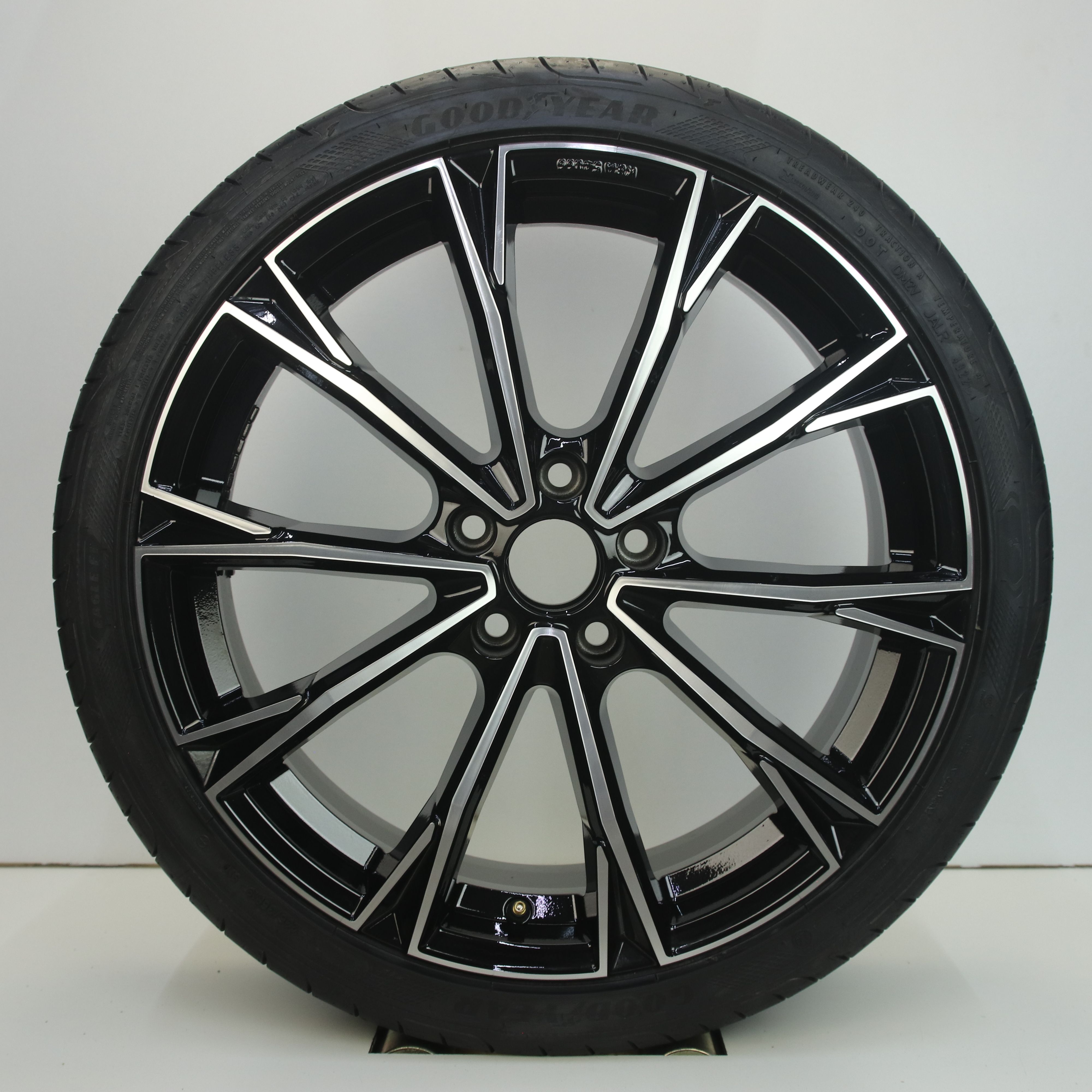 OS1007141 Set 19 inch lichtmetalen GMP Totale velgen (set compleet met banden) 8.00X19 5X112 ET43.0 NB57.10 Zwart gepolijst