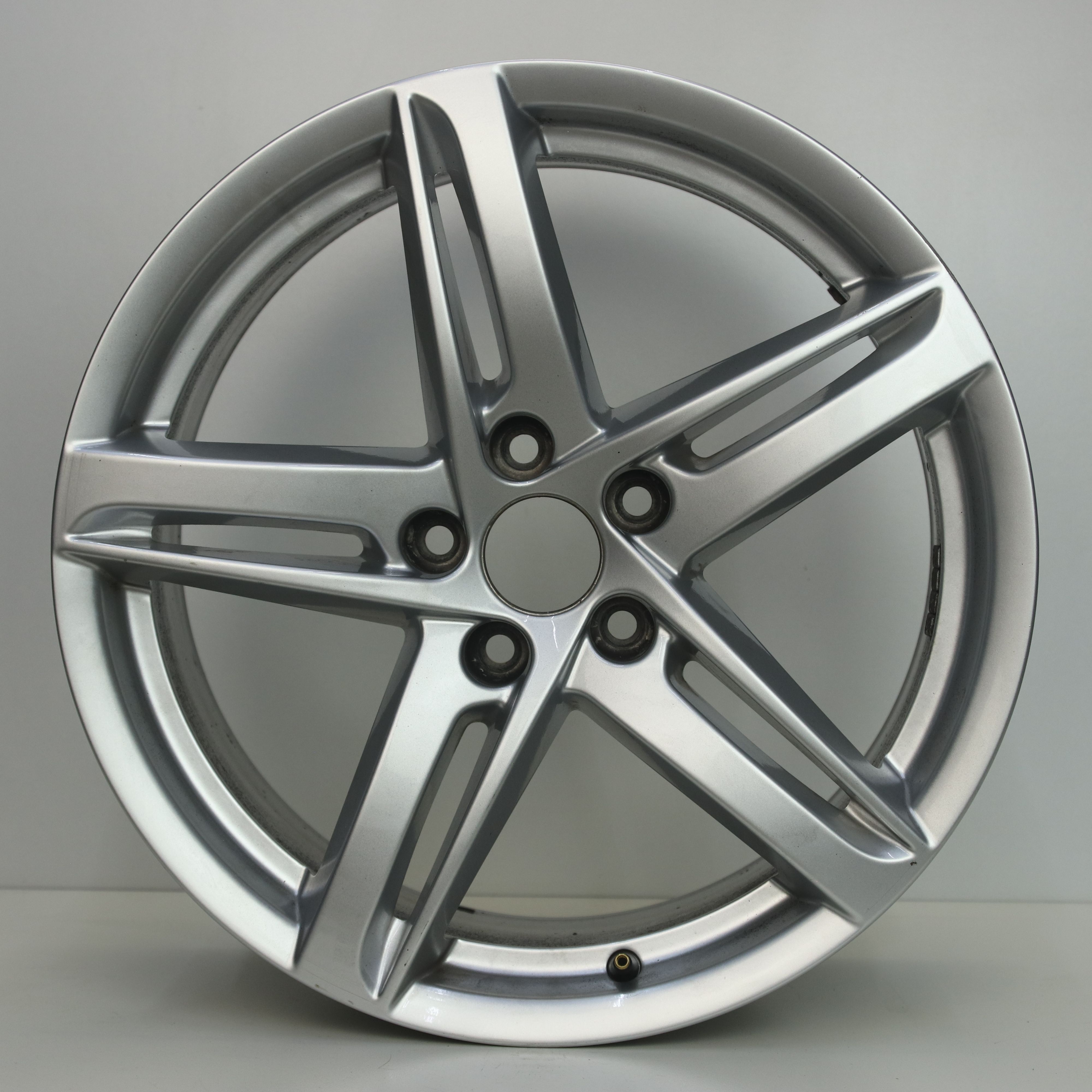 OS1007542 Originele 18 inch lichtmetalen Audi A4 velgen 8.00X18 5X112 ET47.0 NB66.60 Zilver