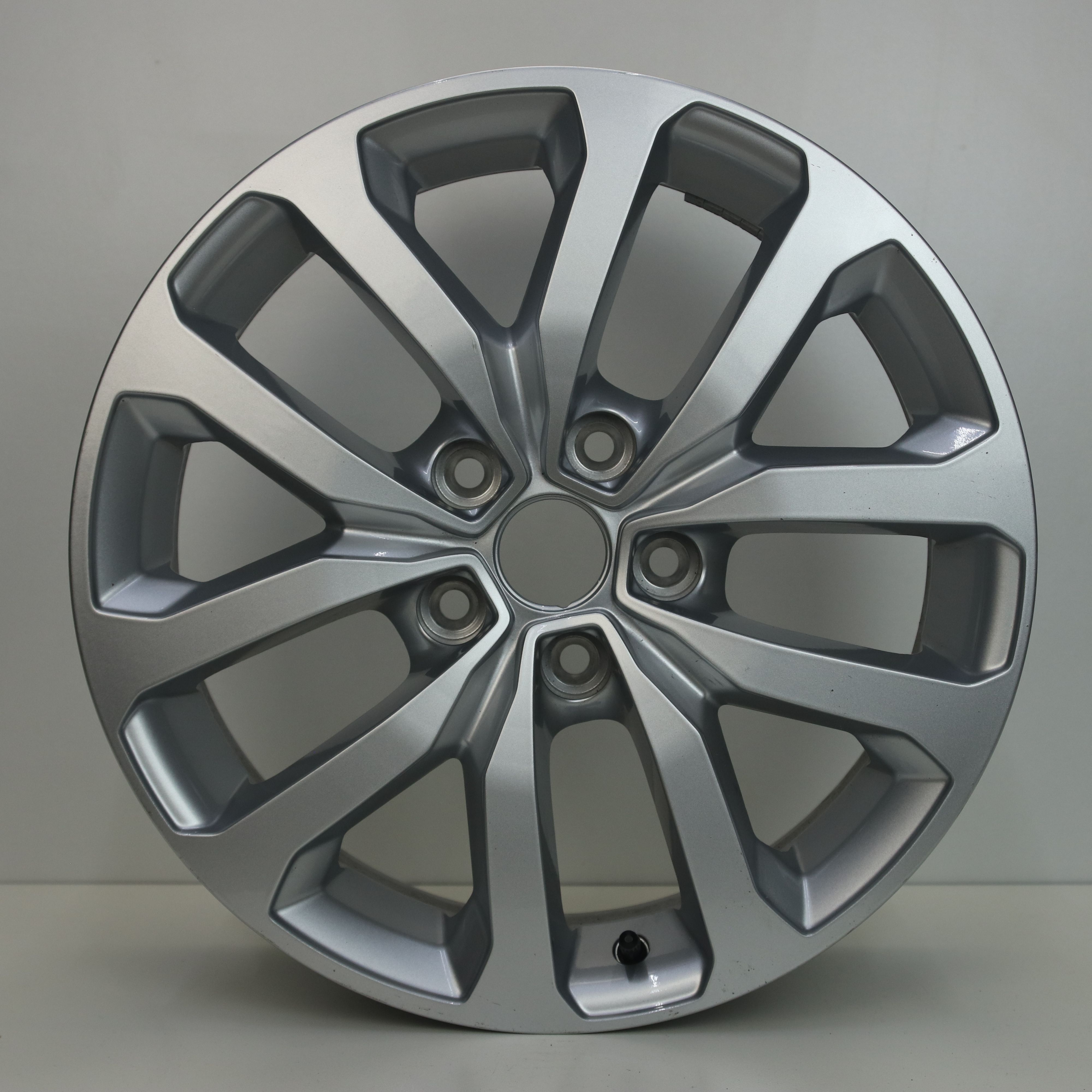 OS1005550 Originele 17 inch lichtmetalen Renault Kadjar velgen 7.00X17 5X114.3 ET40.0 NB66.10 Zilver