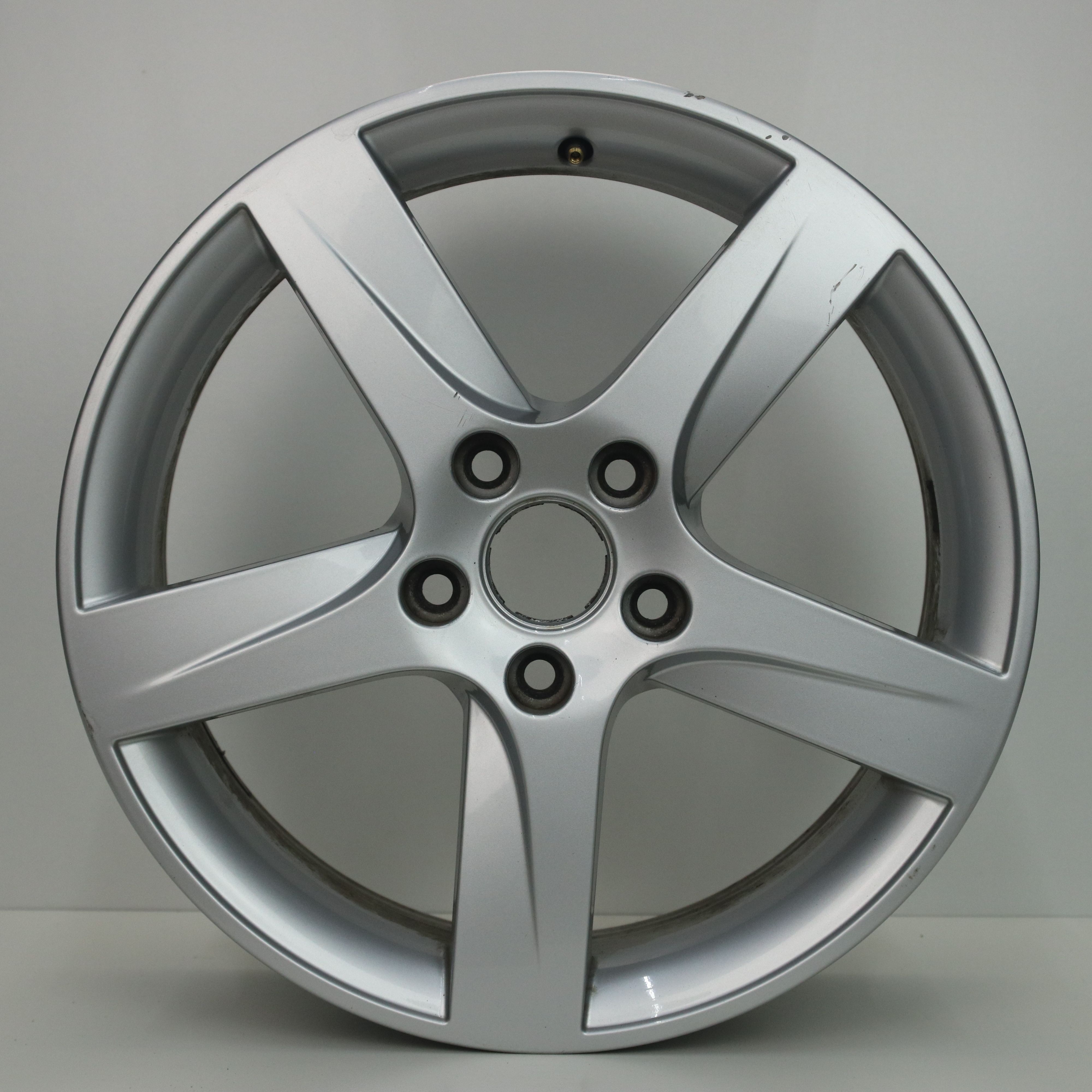 IN1001764 Originele 17 inch lichtmetalen Seat Leon velgen 7.00X17 5X112 ET54.0 NB57.10 Zilver