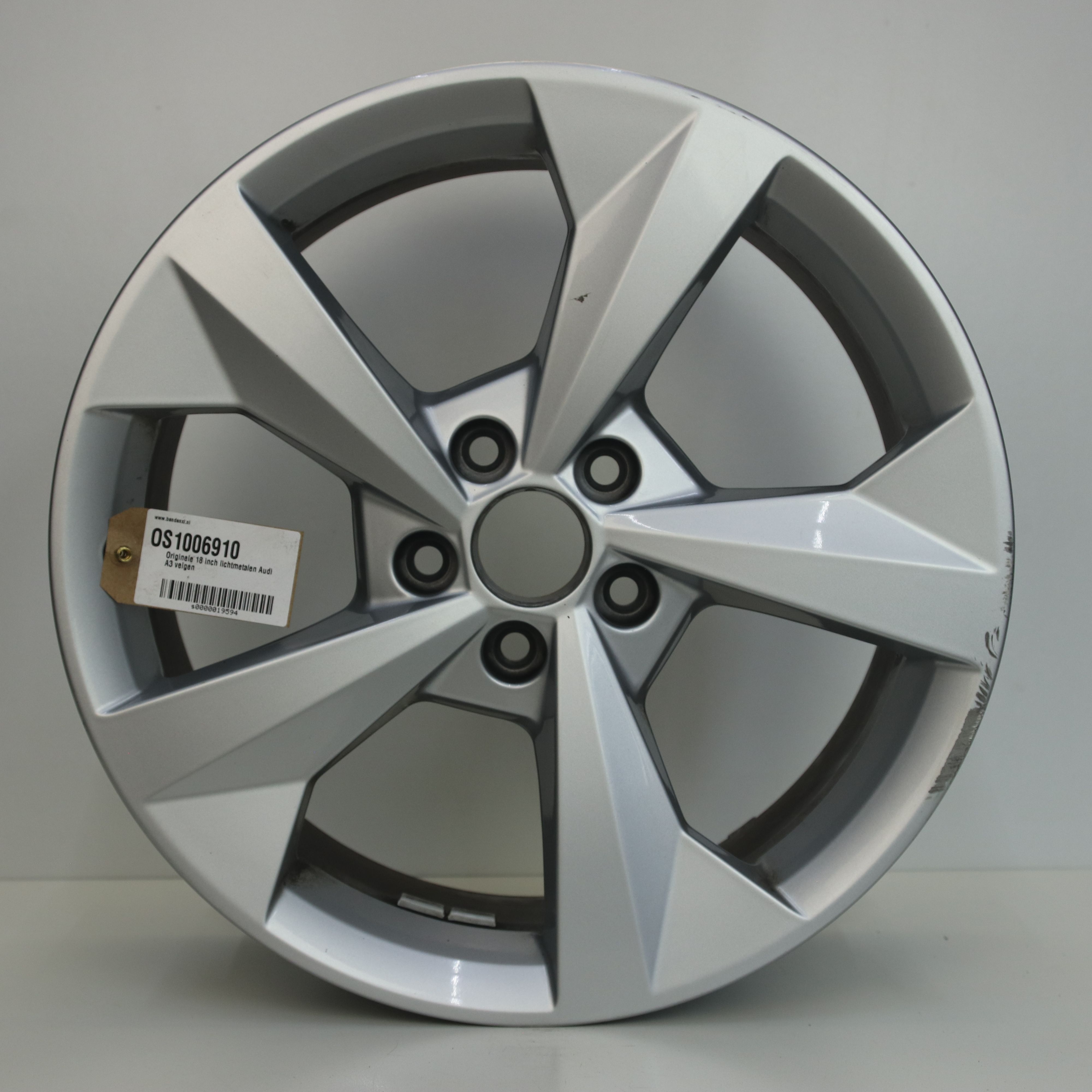 OS1006910 Originele 18 inch lichtmetalen Audi A3 velgen 8.00X18 5X112 ET46.0 NB57.10 Zilver
