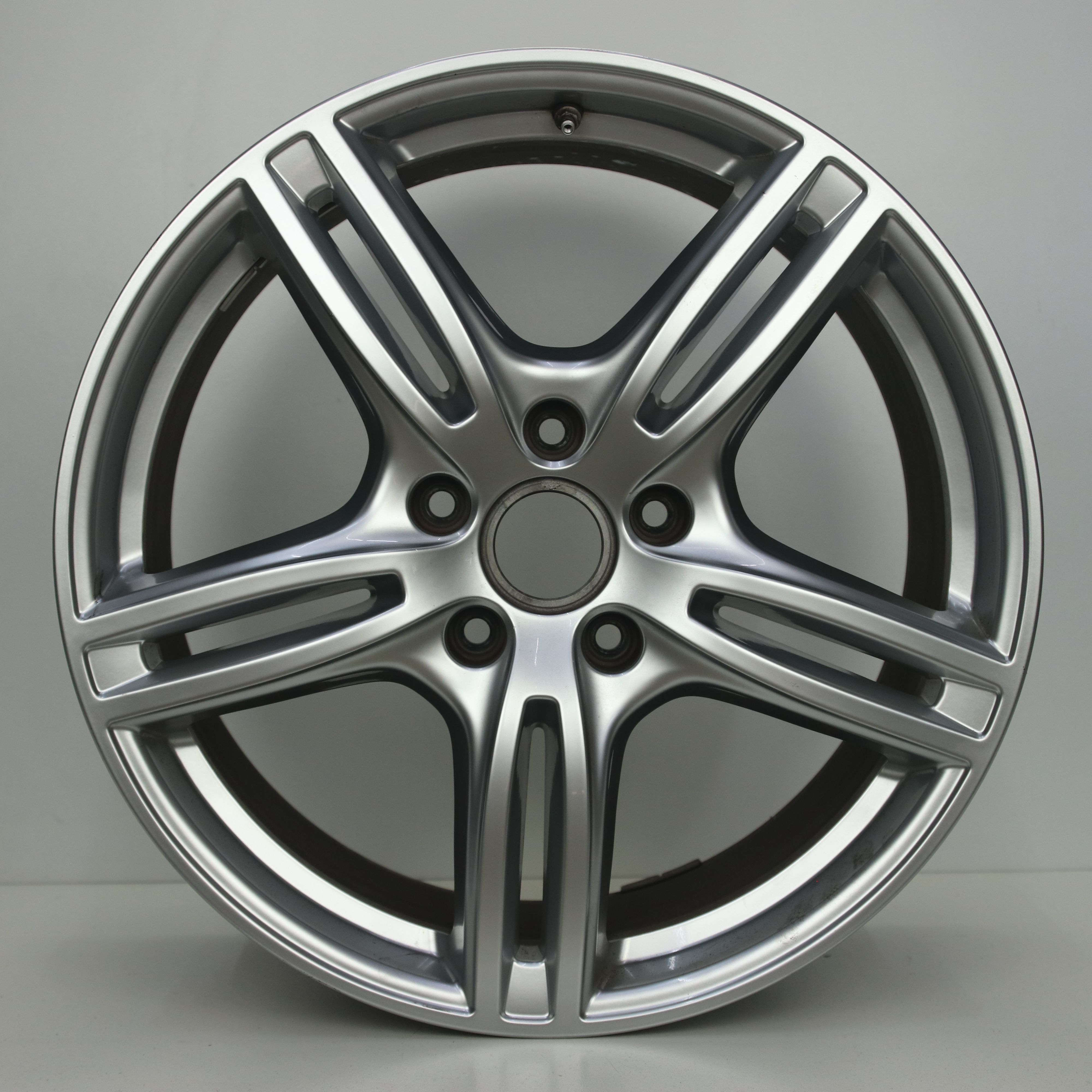 OS1007889 Originele 20 inch lichtmetalen Porsche Panamera velgen (Breedset) 9.50X20 5X130 ET71.0 NB71.60 Zilver