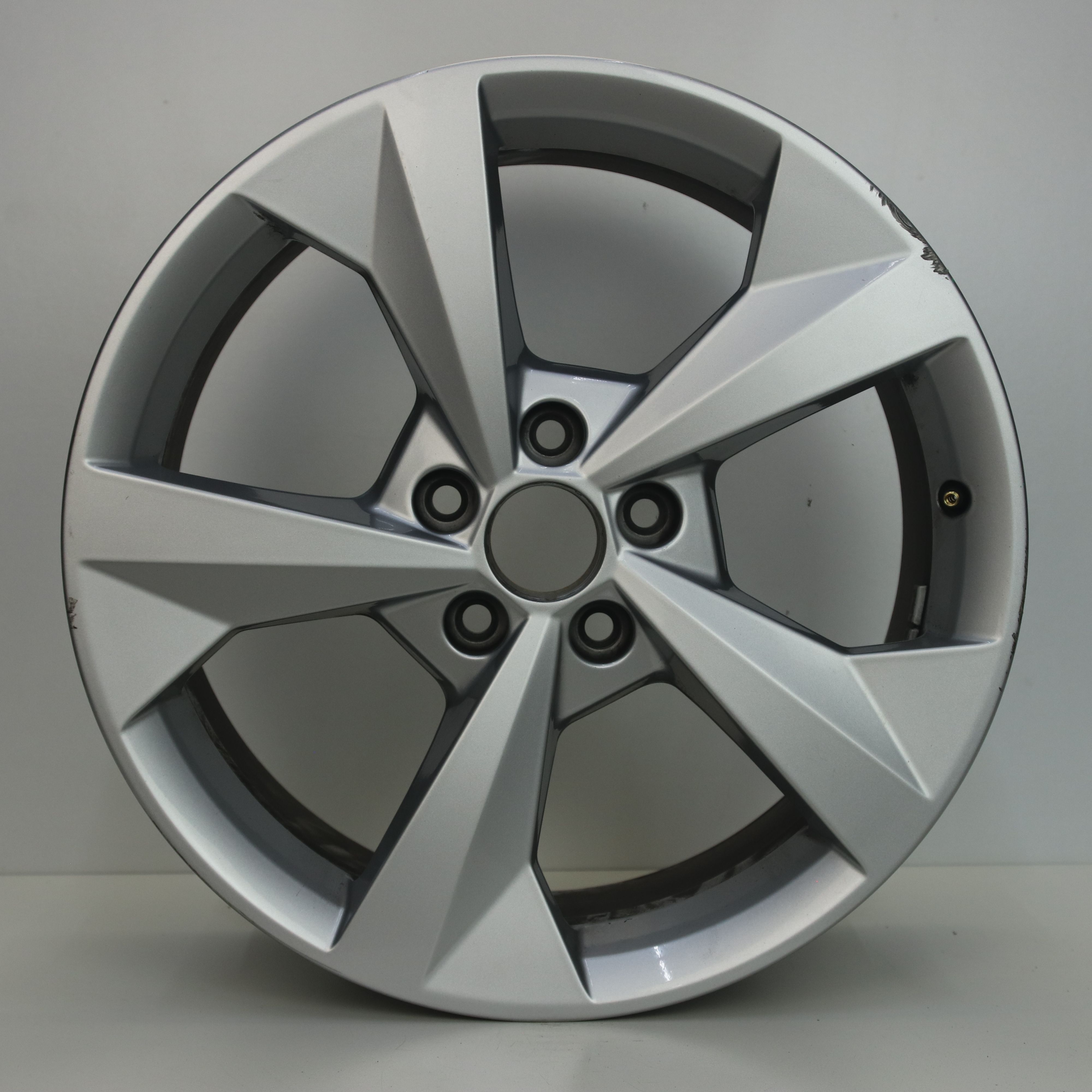 OS1006910 Originele 18 inch lichtmetalen Audi A3 velgen 8.00X18 5X112 ET46.0 NB57.10 Zilver