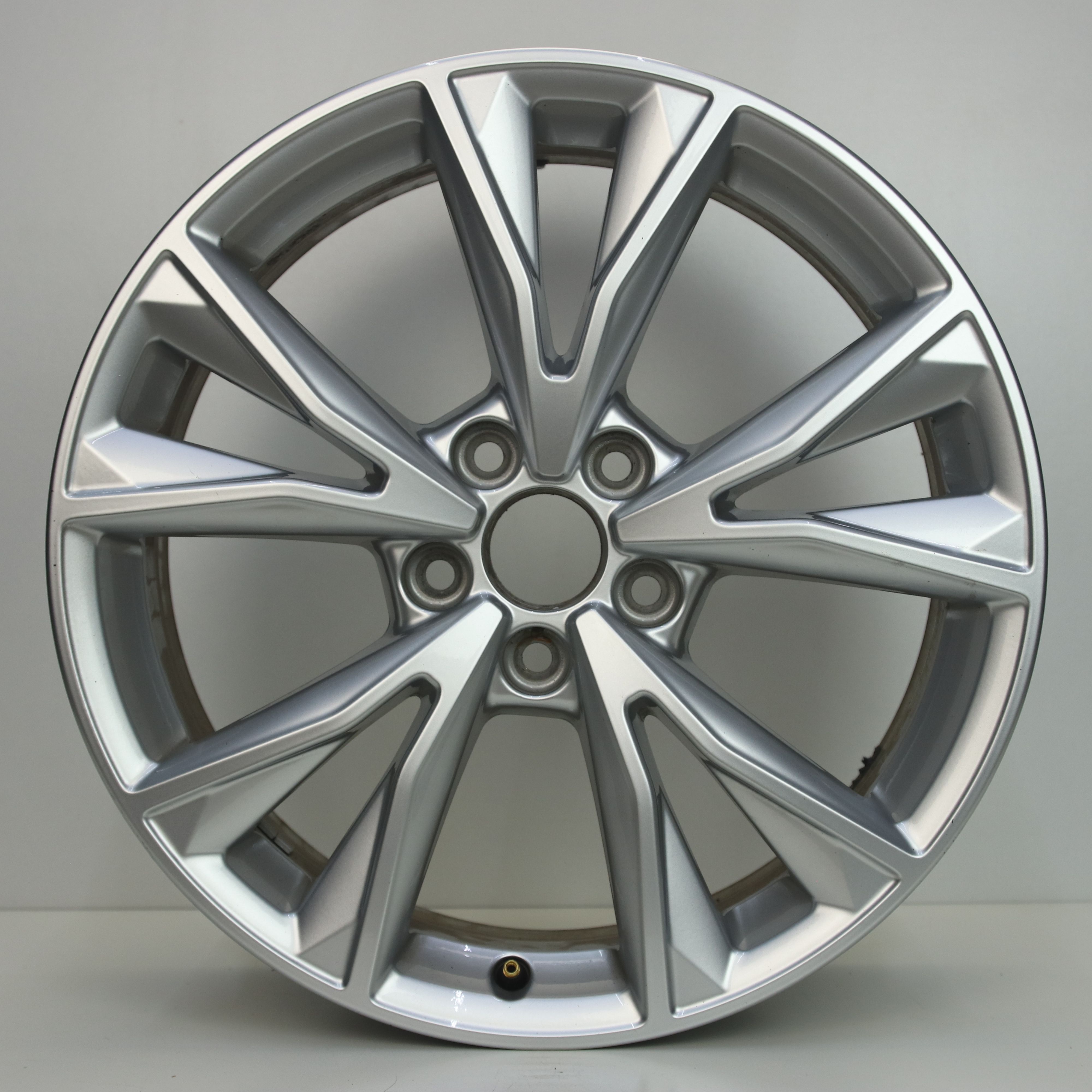 IN1003040 Originele 18 inch lichtmetalen Audi Q3 velgen 7.00X18 5X112 ET43.0 NB57.10 Zilver
