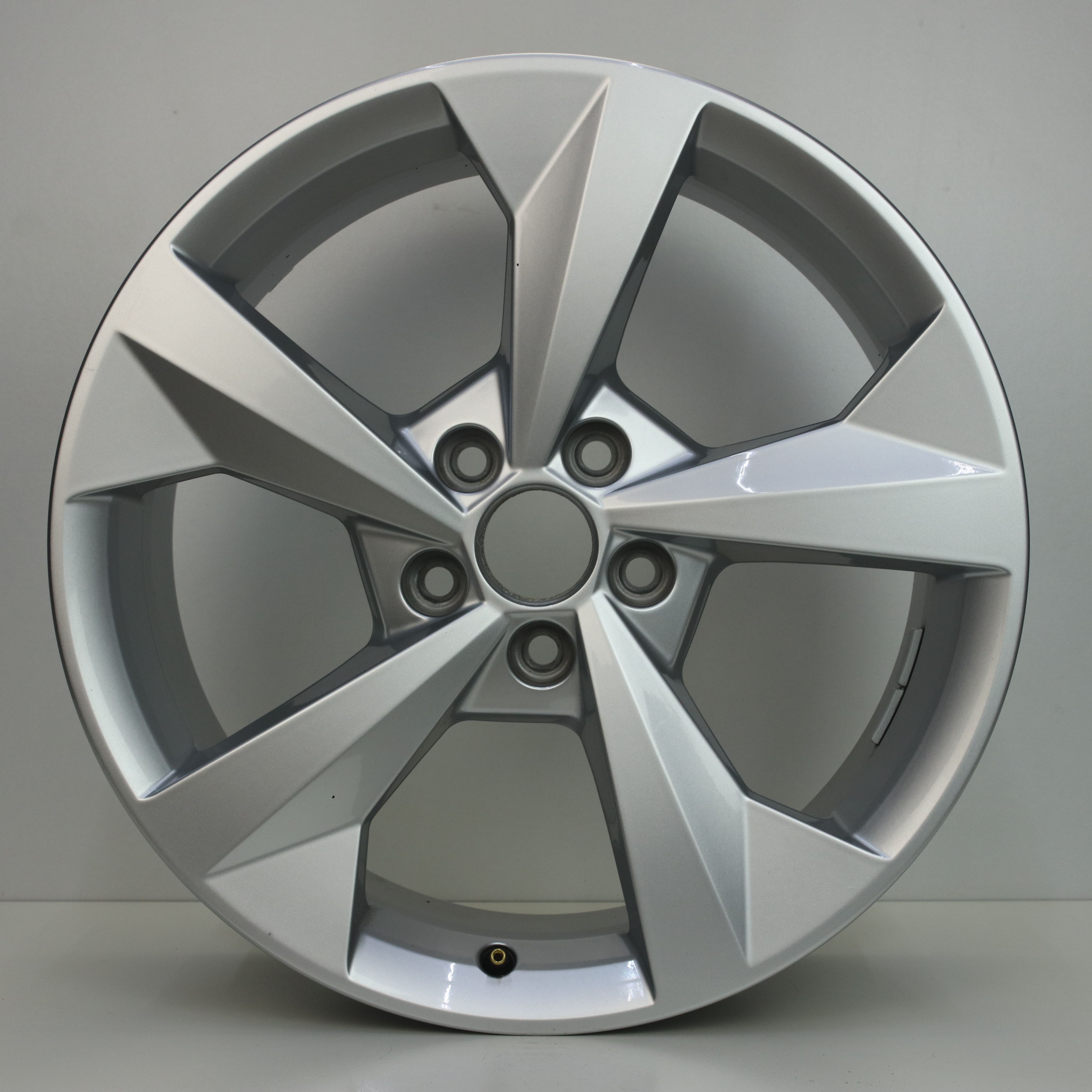 OS1007145 Originele 18 inch lichtmetalen Audi A3 velgen 8.00X18 5X112 ET46.0 NB57.10 Zilver