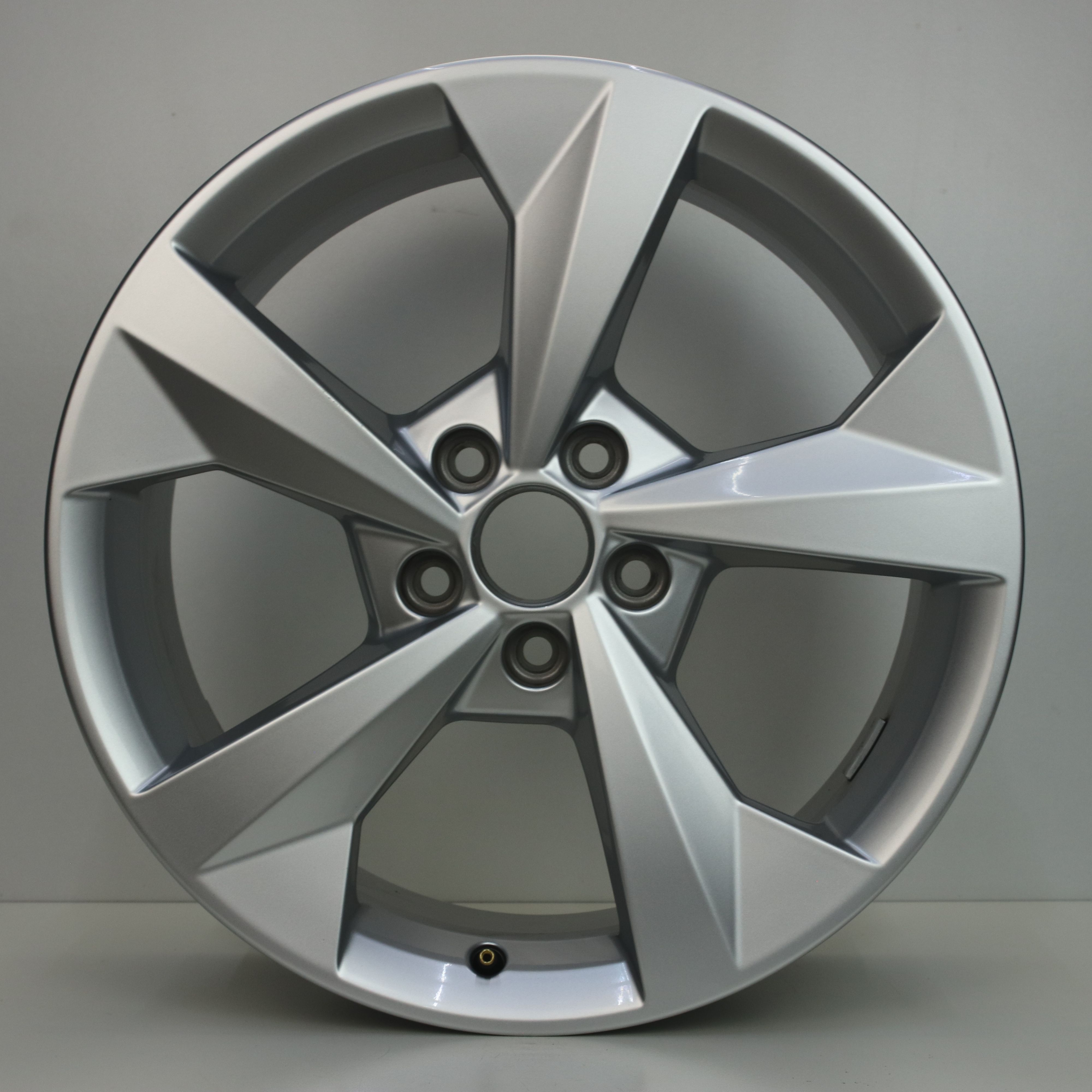 OS1007146 Originele 18 inch lichtmetalen Audi A3 velgen 8.00X18 5X112 ET46.0 NB57.10 Zilver