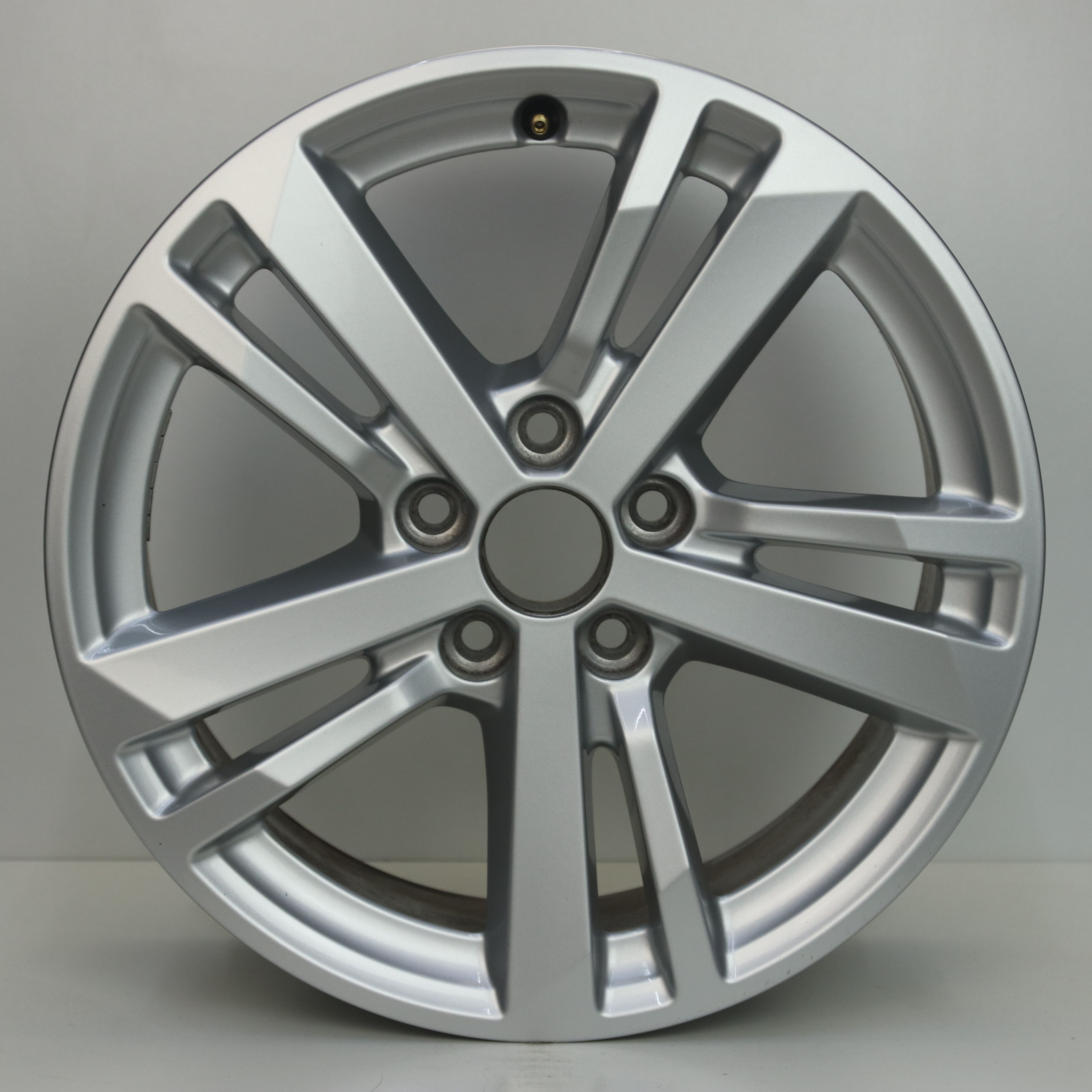 OS1007585 Originele 17 inch lichtmetalen Audi Q3 velgen 7.00X17 5X112 ET40.0 NB57.10 Zilver