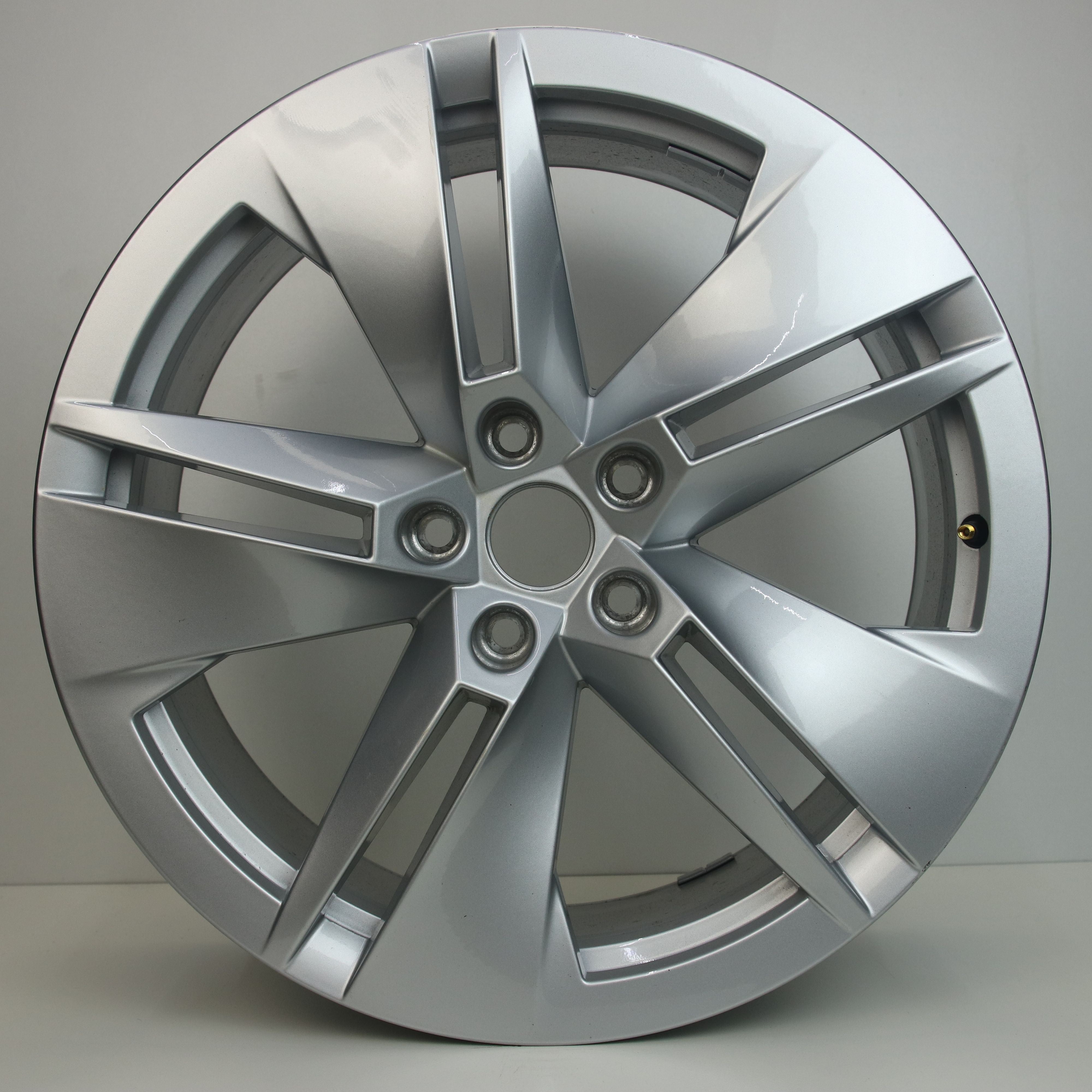 OS1005435 Originele 19 inch lichtmetalen Skoda Enyaq velgen 8.00X19 5X112 ET45.0 NB57.10 Zilver
