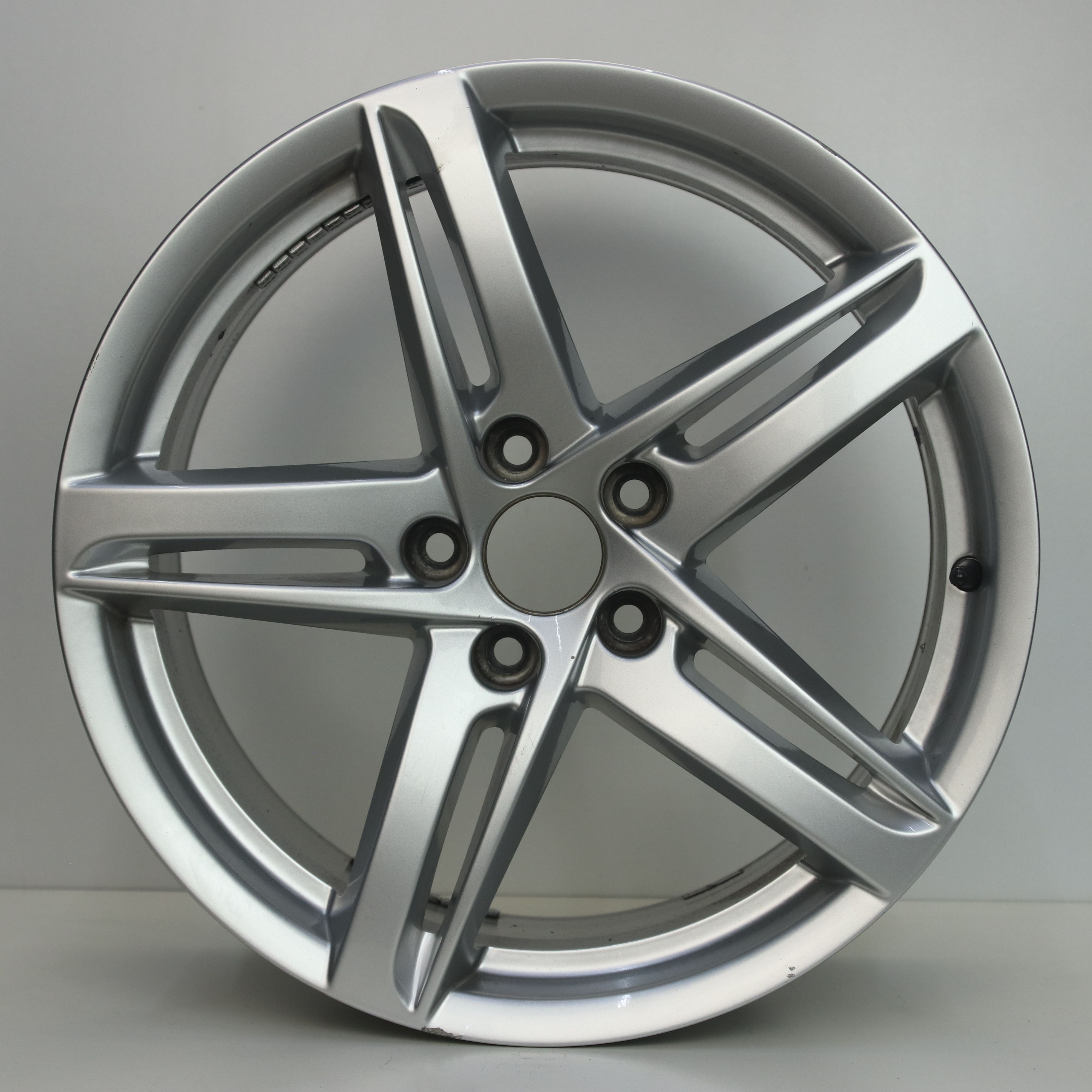 OS1007542 Originele 18 inch lichtmetalen Audi A4 velgen 8.00X18 5X112 ET47.0 NB66.60 Zilver