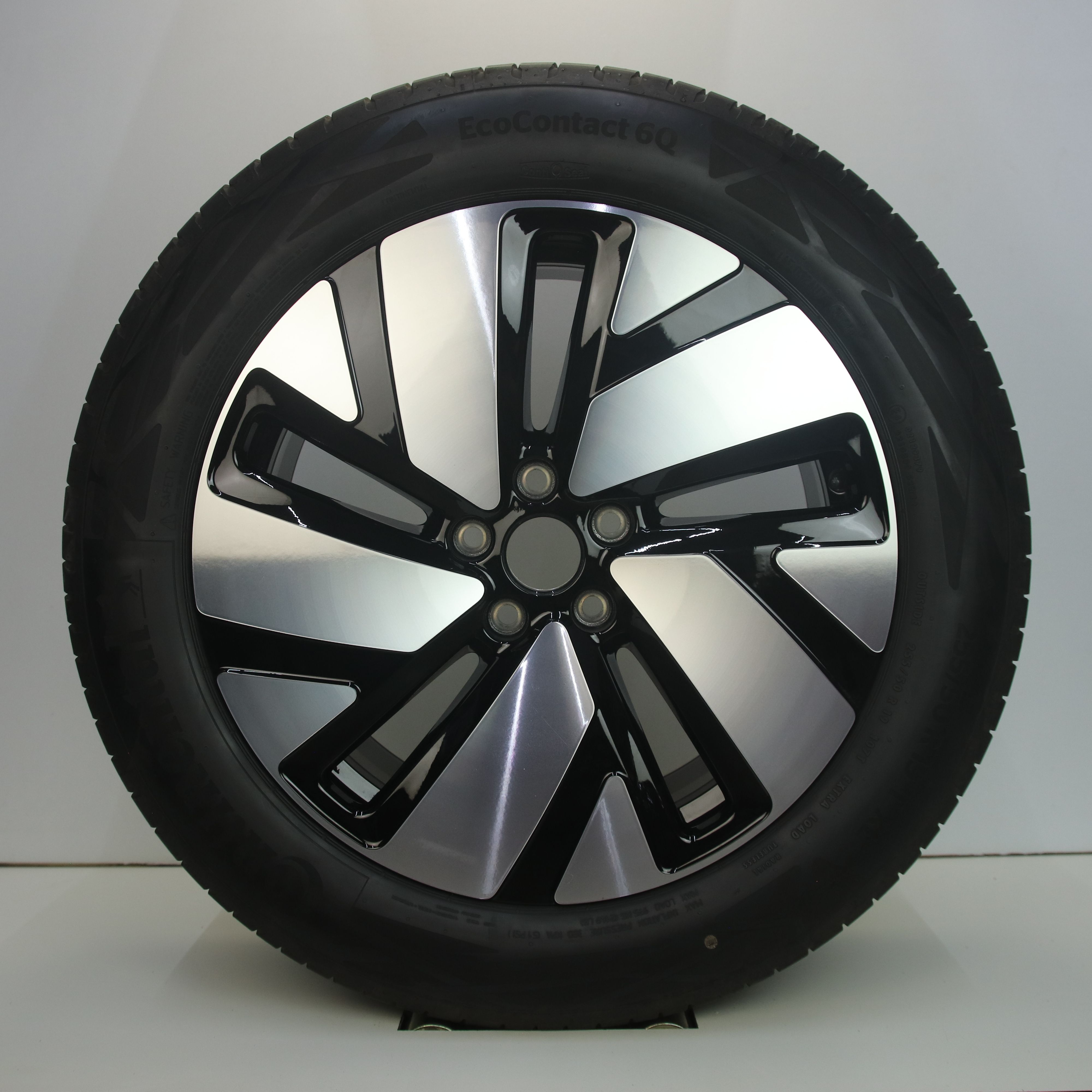 IN1002950 Originele 19 inch lichtmetalen Volkswagen ID.Buzz Tilburg velgen (breedset compleet met banden) 8.00X19 5X112 ET45.0 NB57.10 Zwart gepolijst