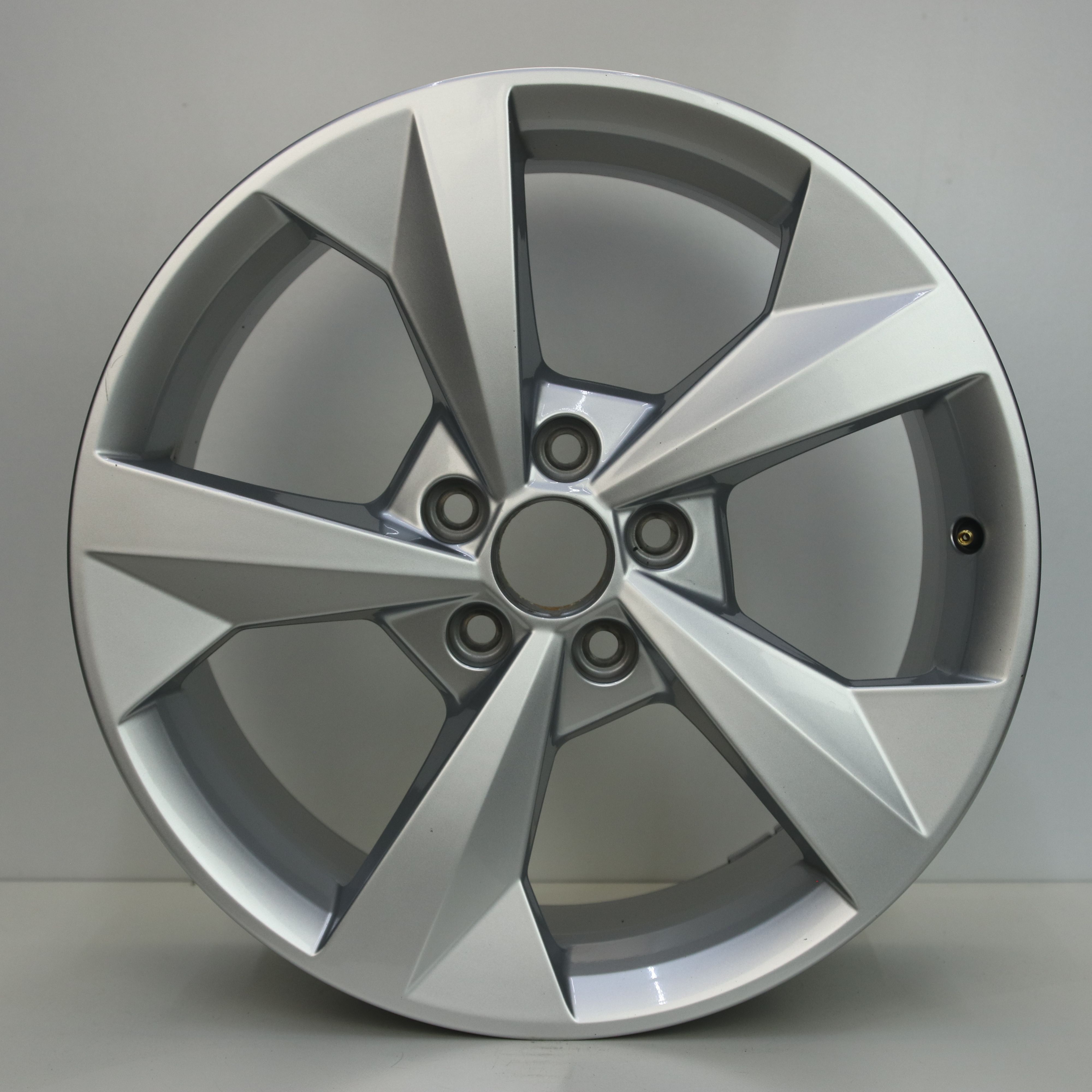 OS1007269 Originele 18 inch lichtmetalen Audi A3 velgen 8.00X18 5X112 ET46.0 NB57.10 Zilver