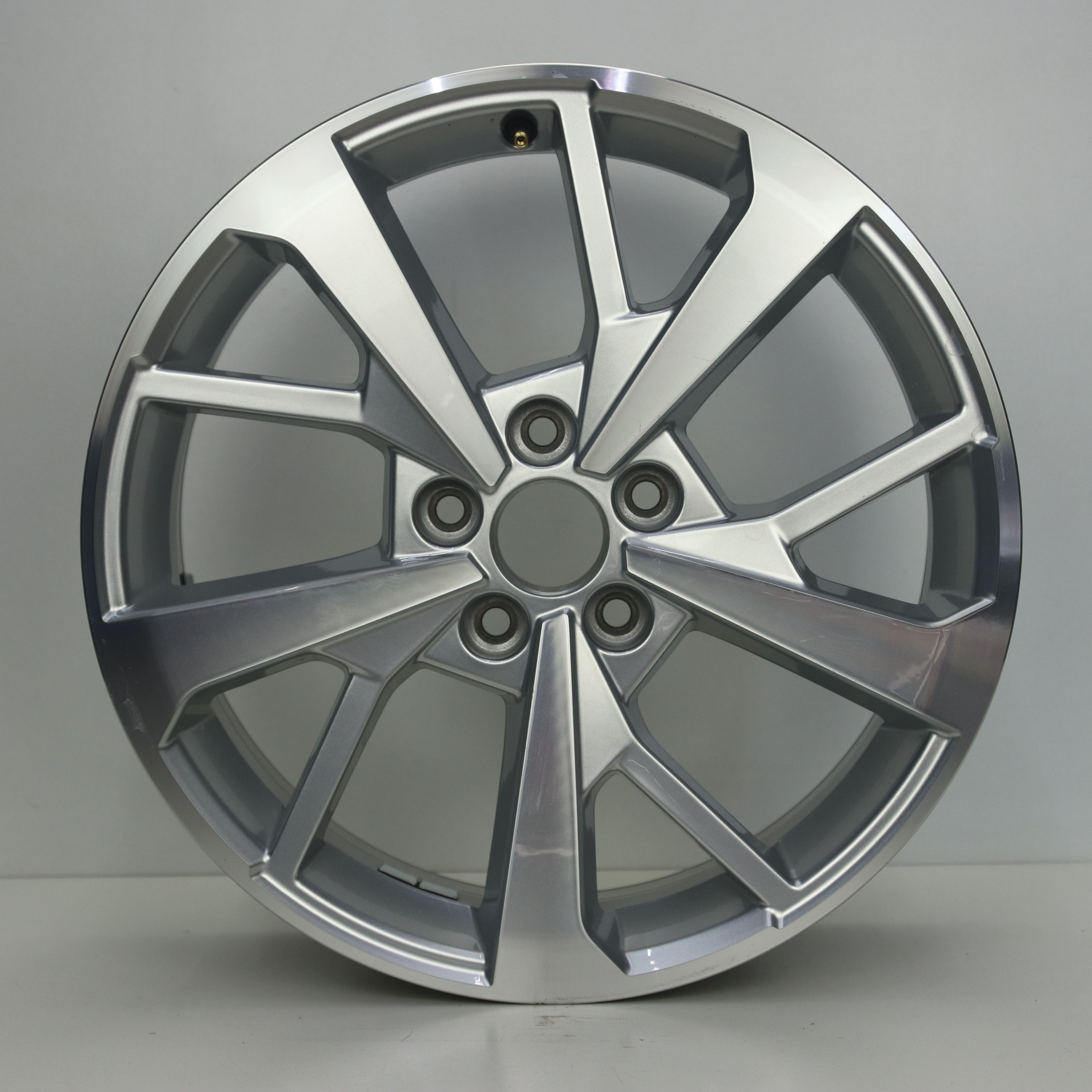 OS1007899 Originele 18 inch lichtmetalen Audi Q3 velgen 7.00X18 5X112 ET43.0 NB57.10 Zilver gepolijst