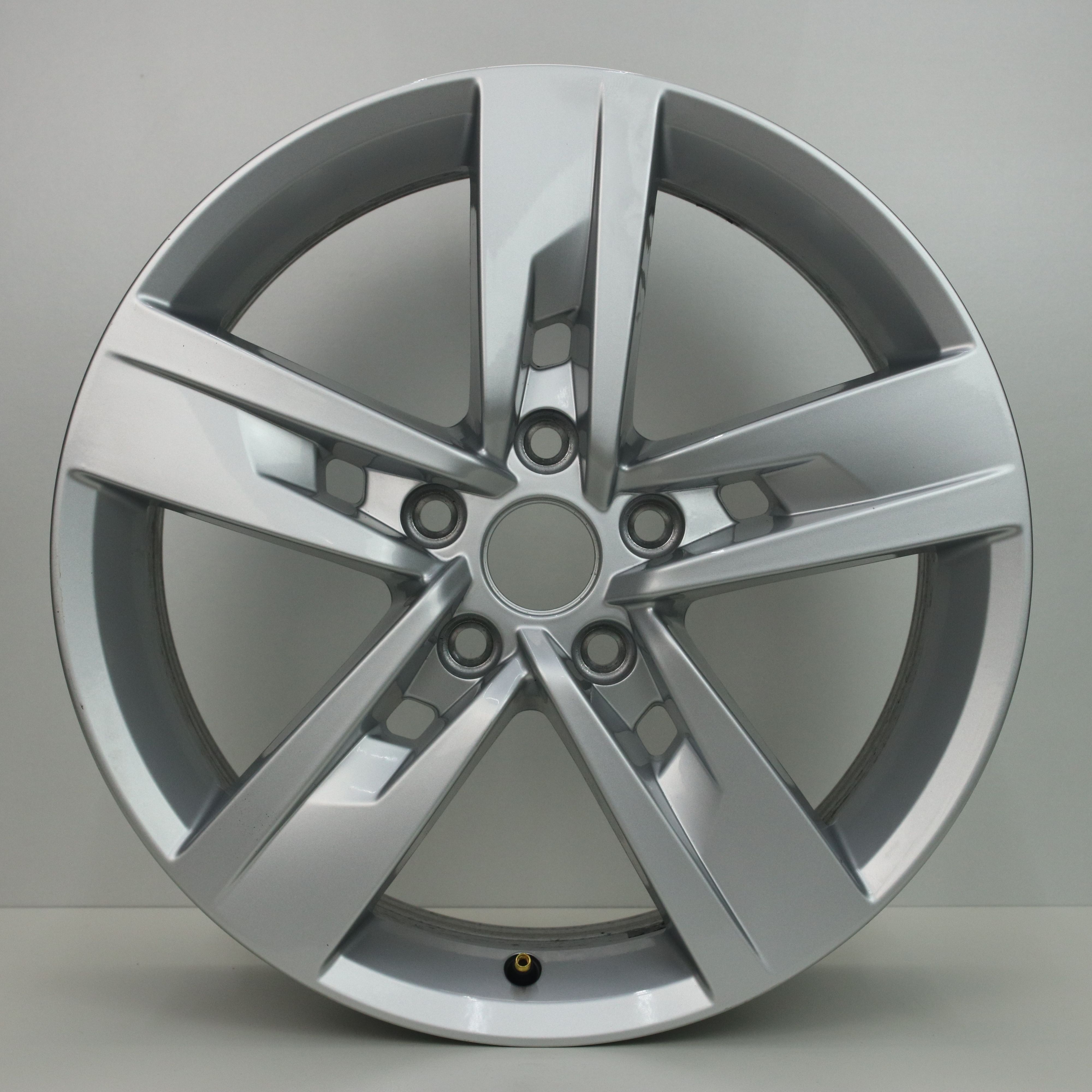 OS1002469 Originele 17 inch lichtmetalen Seat Leon velgen 7.00X17 5X112 ET49.0 NB57.10 Zilver
