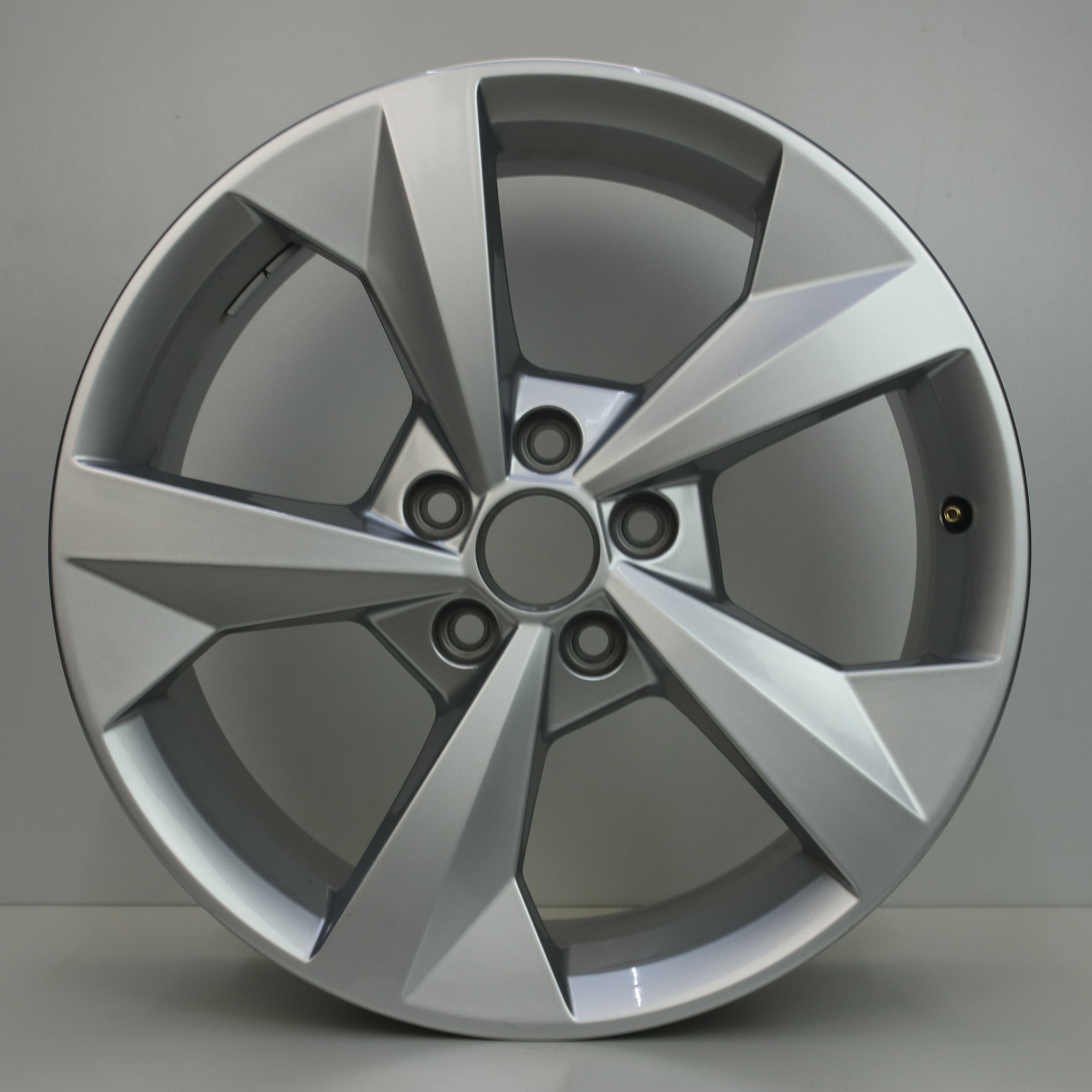 OS1007147 Originele 18 inch lichtmetalen Audi A3 velgen 8.00X18 5X112 ET46.0 NB57.10 Zilver