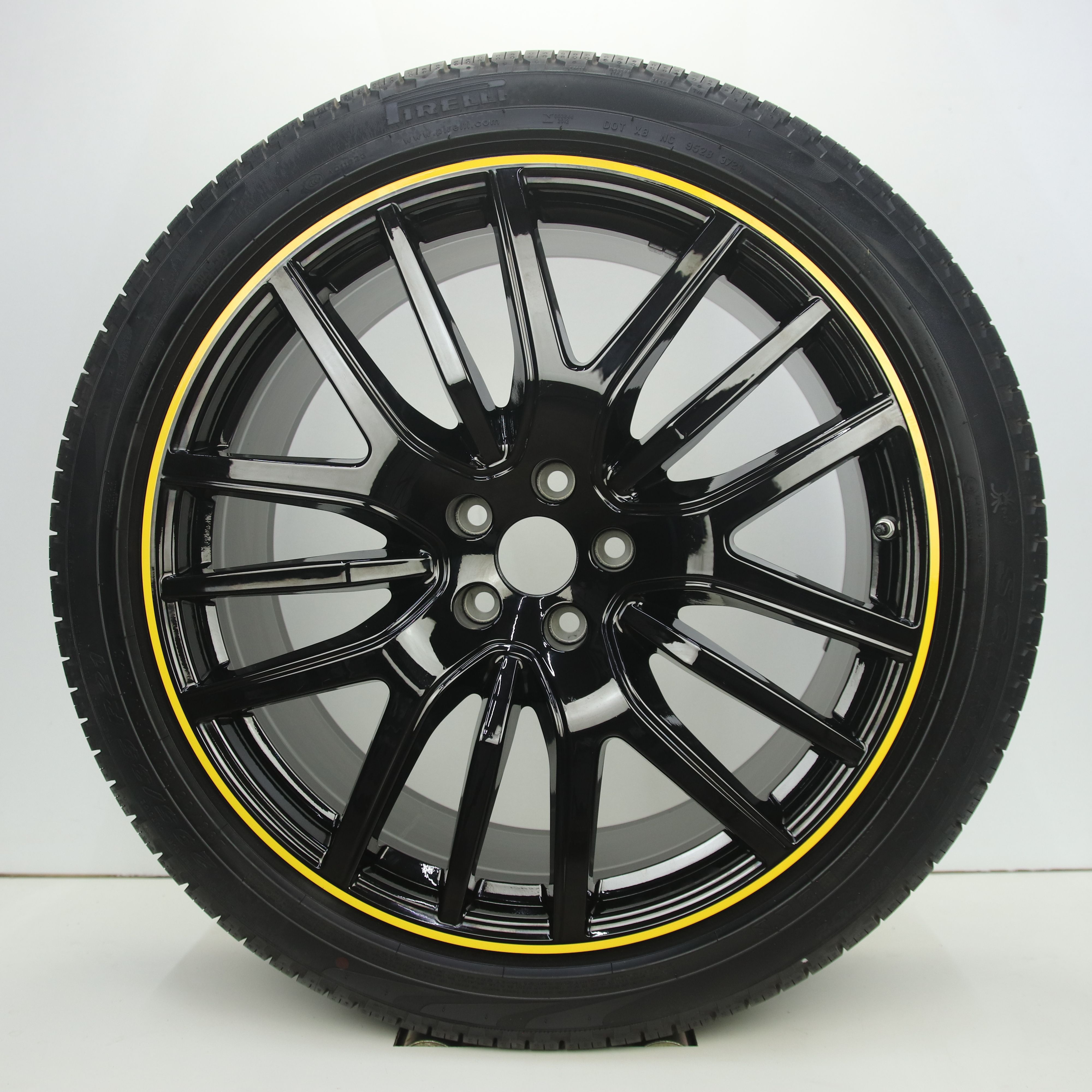 OS1007960 Originele 21 inch lichtmetalen Maserati Levante velgen (breedset) 9.00X21 5X114.3 ET40.5 NB67.10 Zwart met gele rand