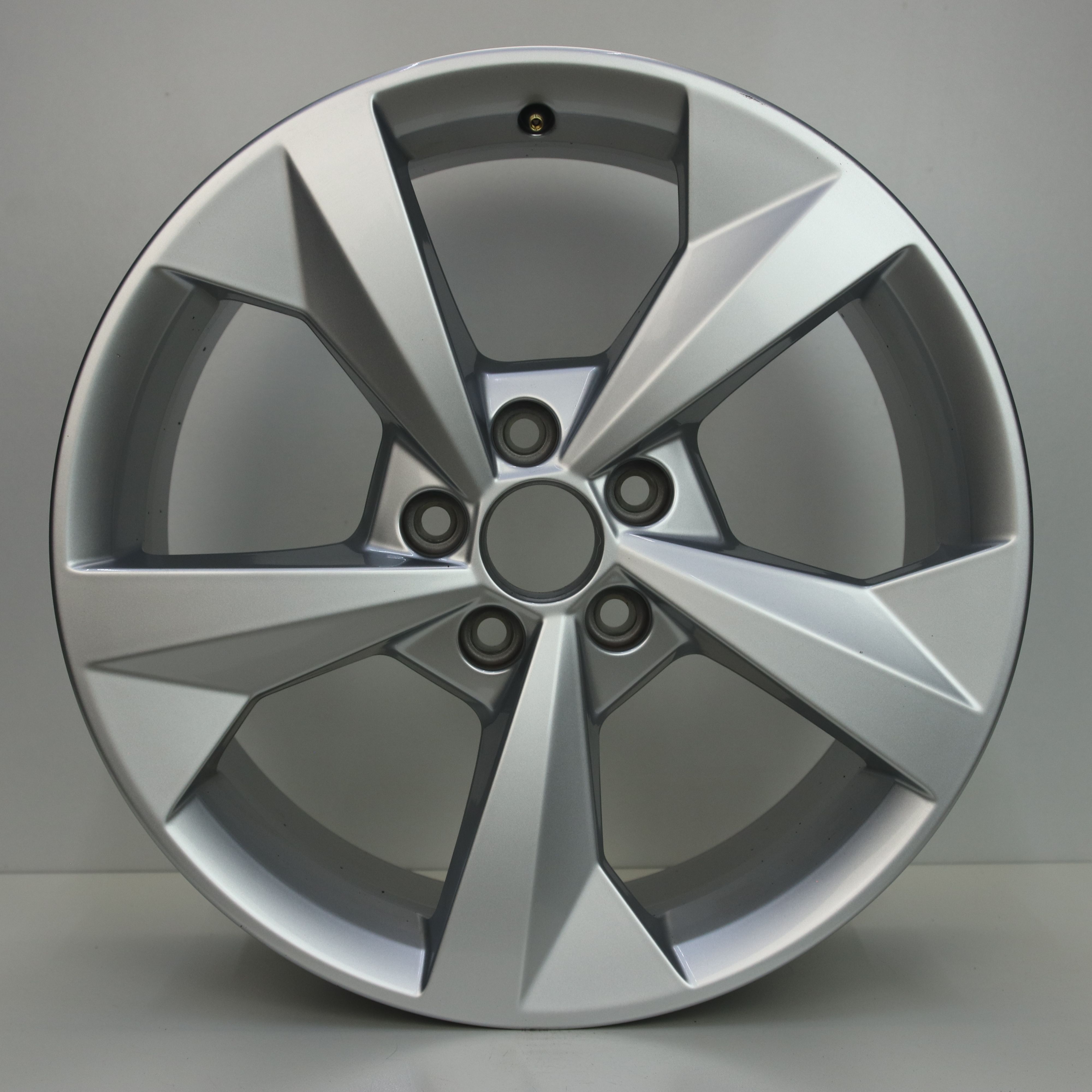 OS1006924 Originele 18 inch lichtmetalen Audi A3 velgen 8.00X18 5X112 ET46.0 NB57.10 Zilver