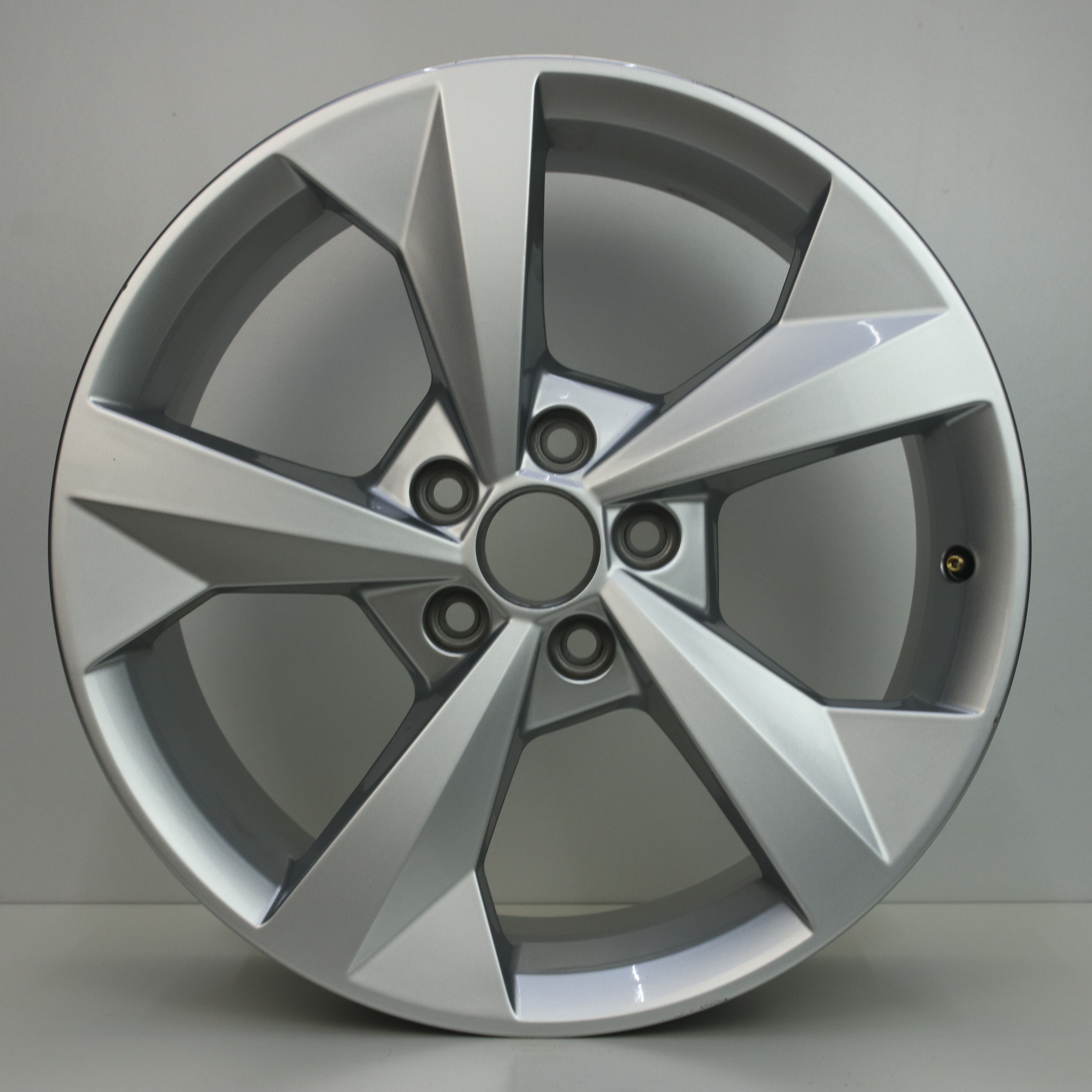 OS1007148 Originele 18 inch lichtmetalen Audi A3 velgen 8.00X18 5X112 ET46.0 NB57.10 Zilver