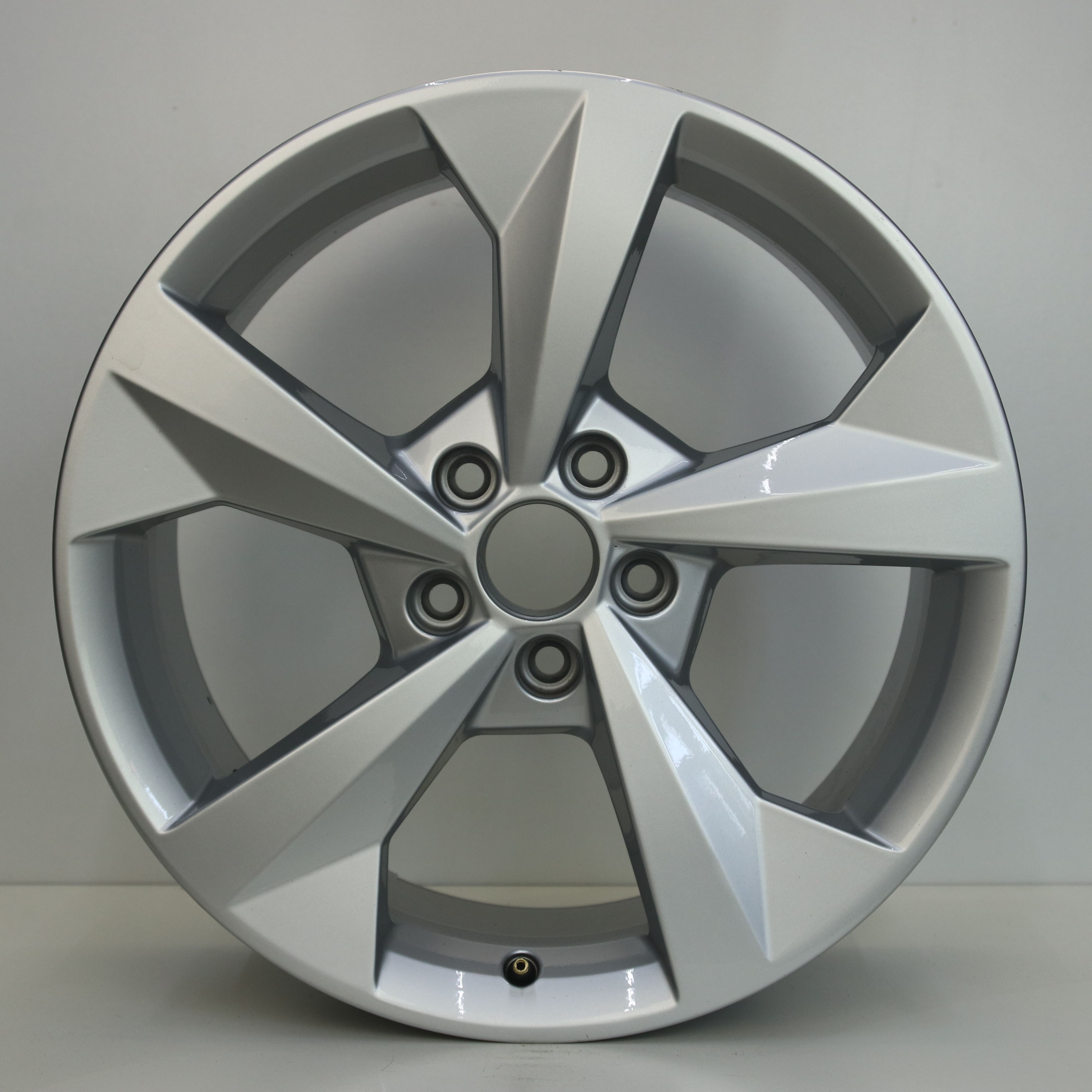 OS1007269 Originele 18 inch lichtmetalen Audi A3 velgen 8.00X18 5X112 ET46.0 NB57.10 Zilver