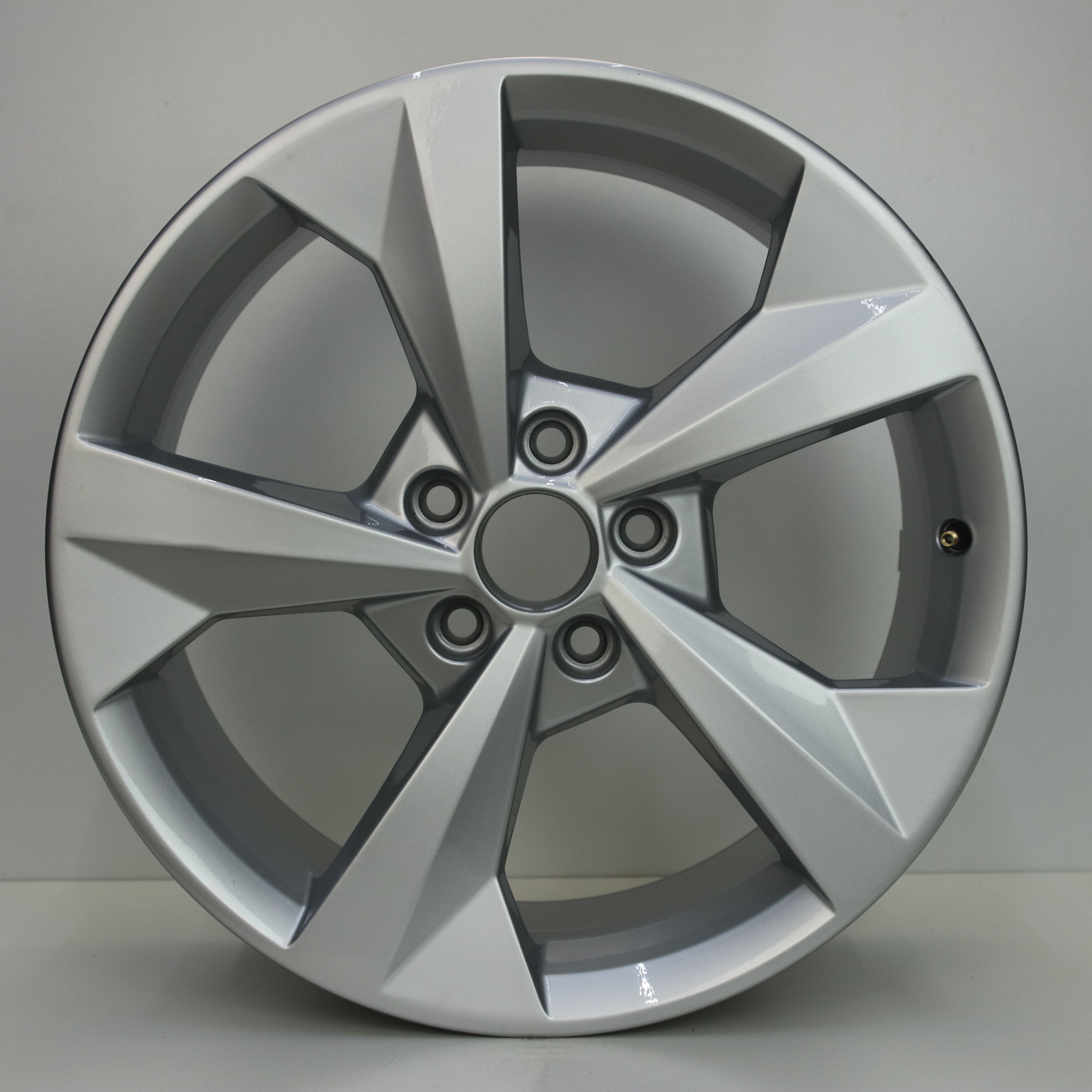 OS1006924 Originele 18 inch lichtmetalen Audi A3 velgen 8.00X18 5X112 ET46.0 NB57.10 Zilver