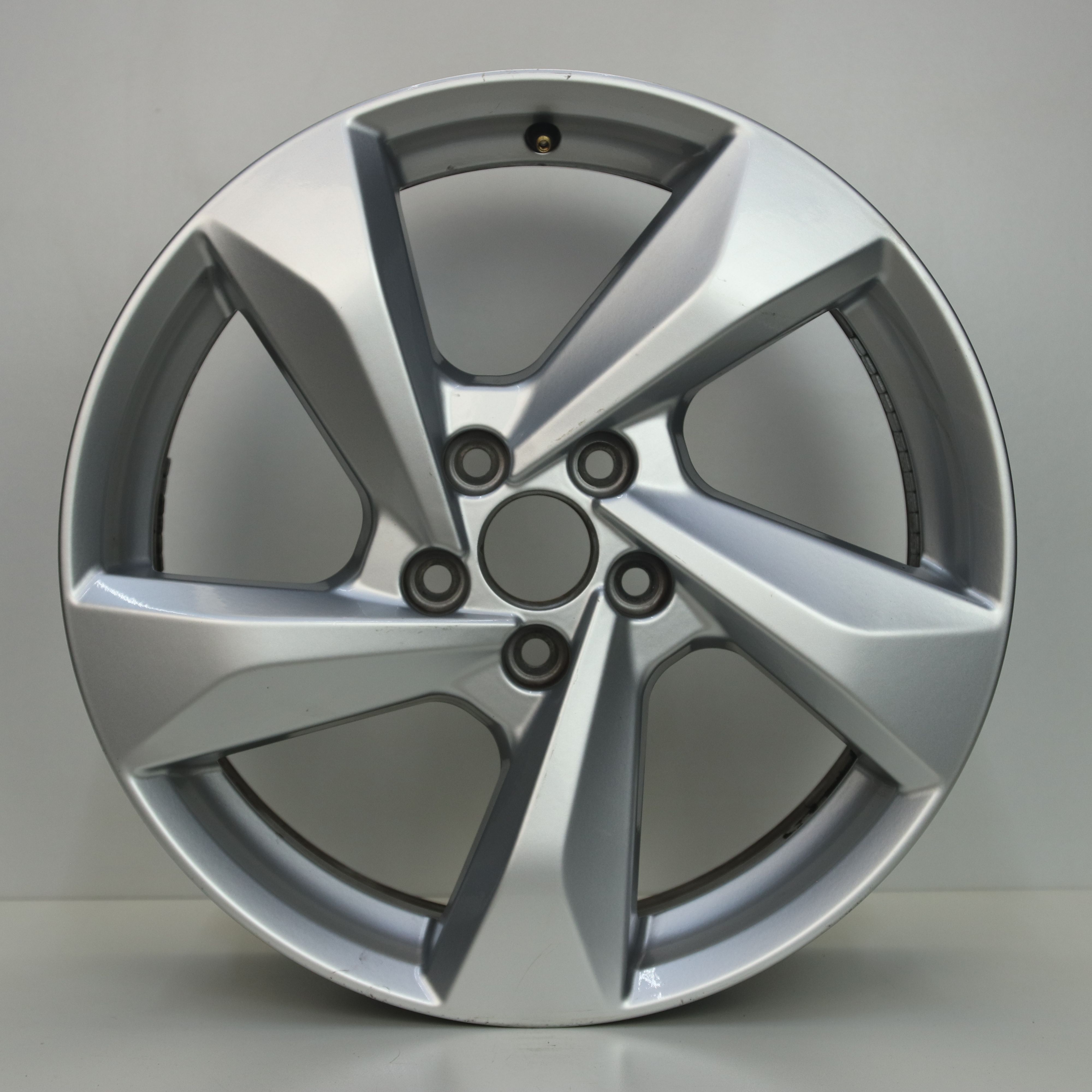 IN1003043 Originele 18 inch lichtmetalen Audi Q3 velgen 7.00X18 5X112 ET43.0 NB57.10 Zilver