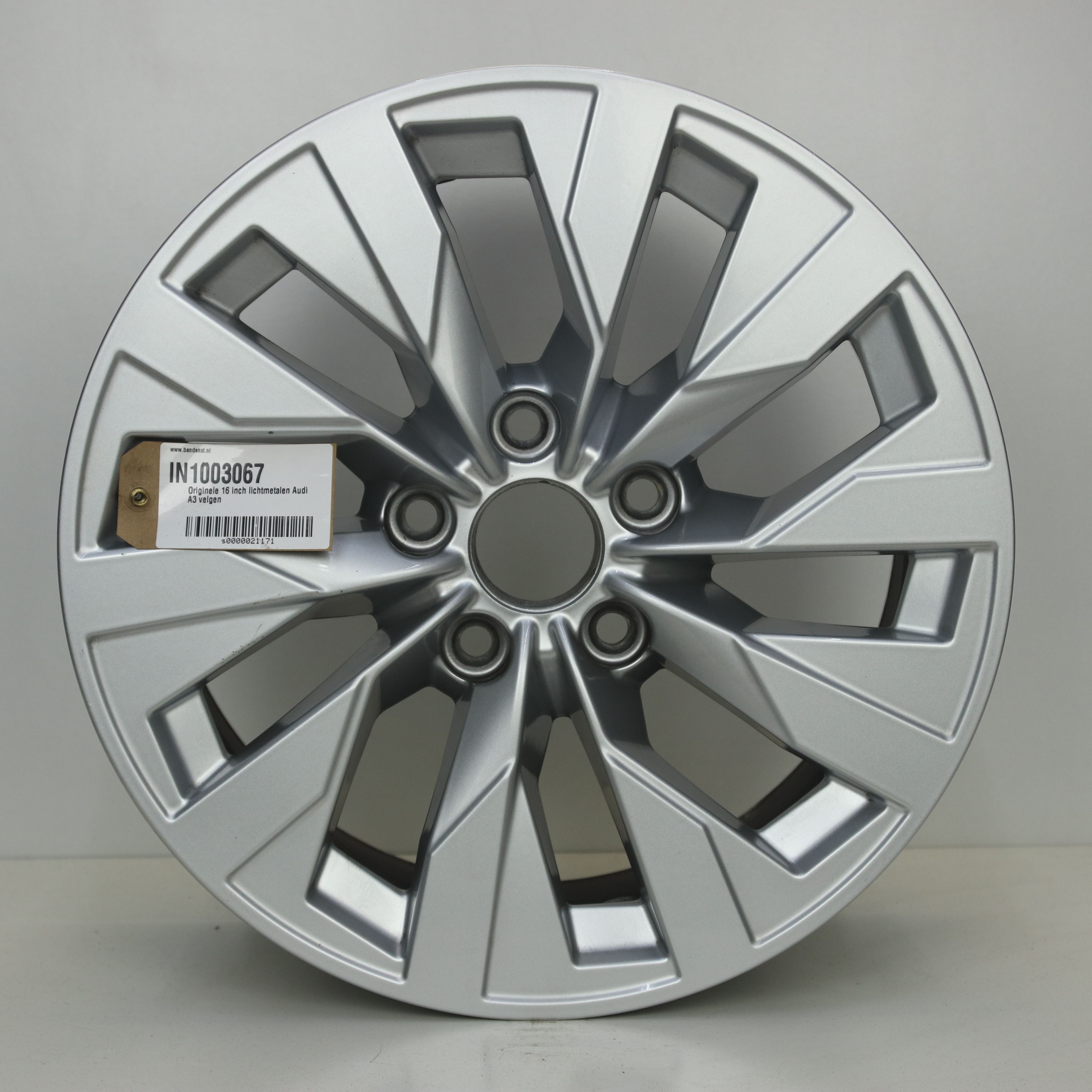IN1003067 Originele 16 inch lichtmetalen Audi A3 velgen 7.50X16 5X112 ET43.0 NB57.10 Zilver