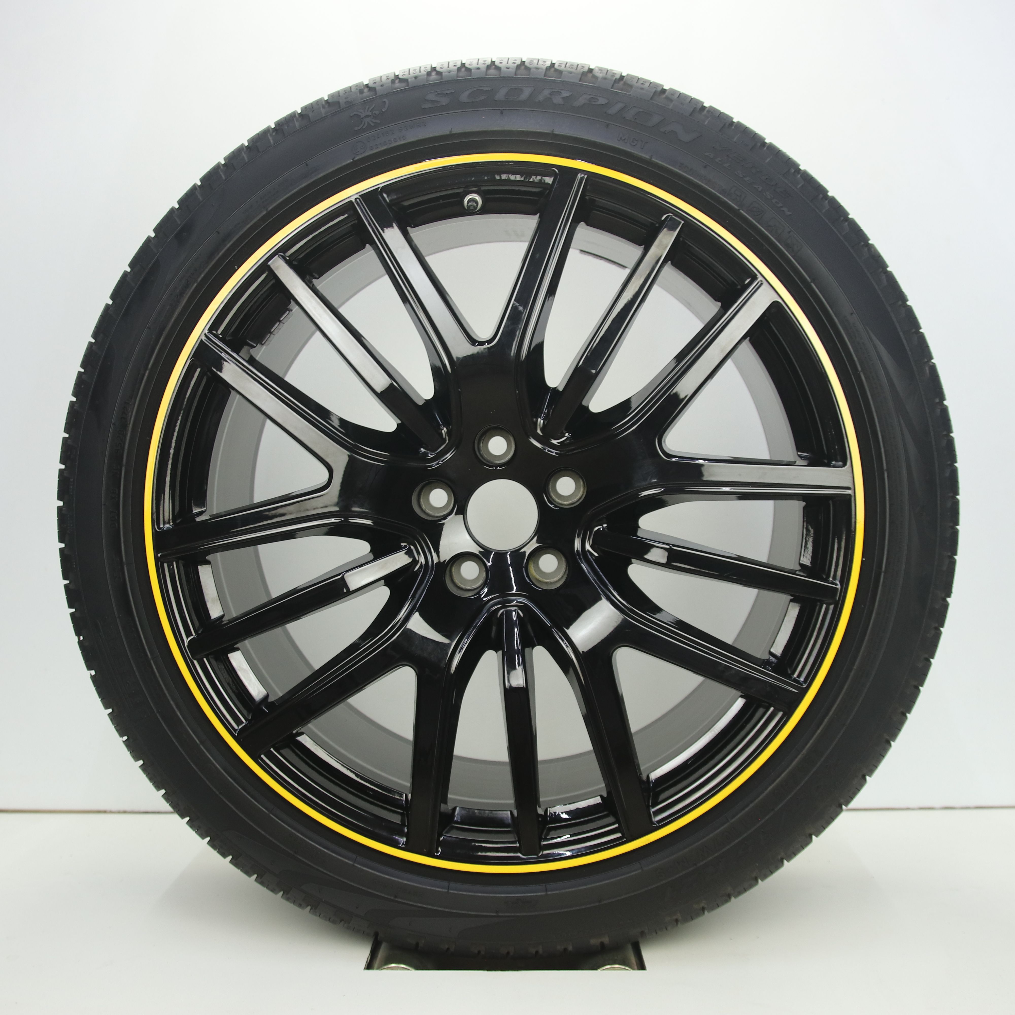 OS1007960 Originele 21 inch lichtmetalen Maserati Levante velgen (breedset) 9.00X21 5X114.3 ET40.5 NB67.10 Zwart met gele rand