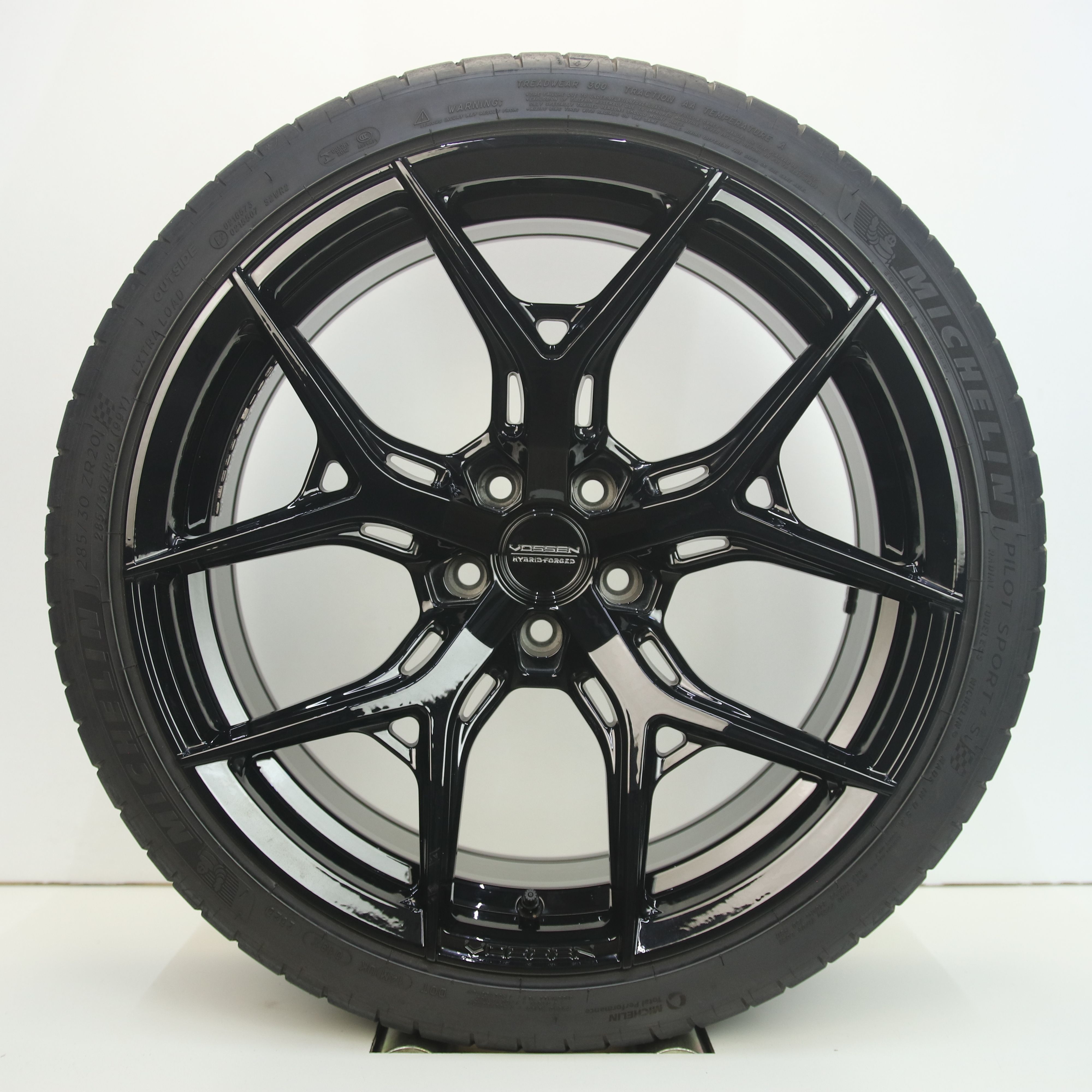 OS1006841 Set 20/21 inch lichtmetalen Vossen HF-5 velgen (Breedset compleet met banden) 10.00X20 5X112 ET14.0 NB66.50 Zwart