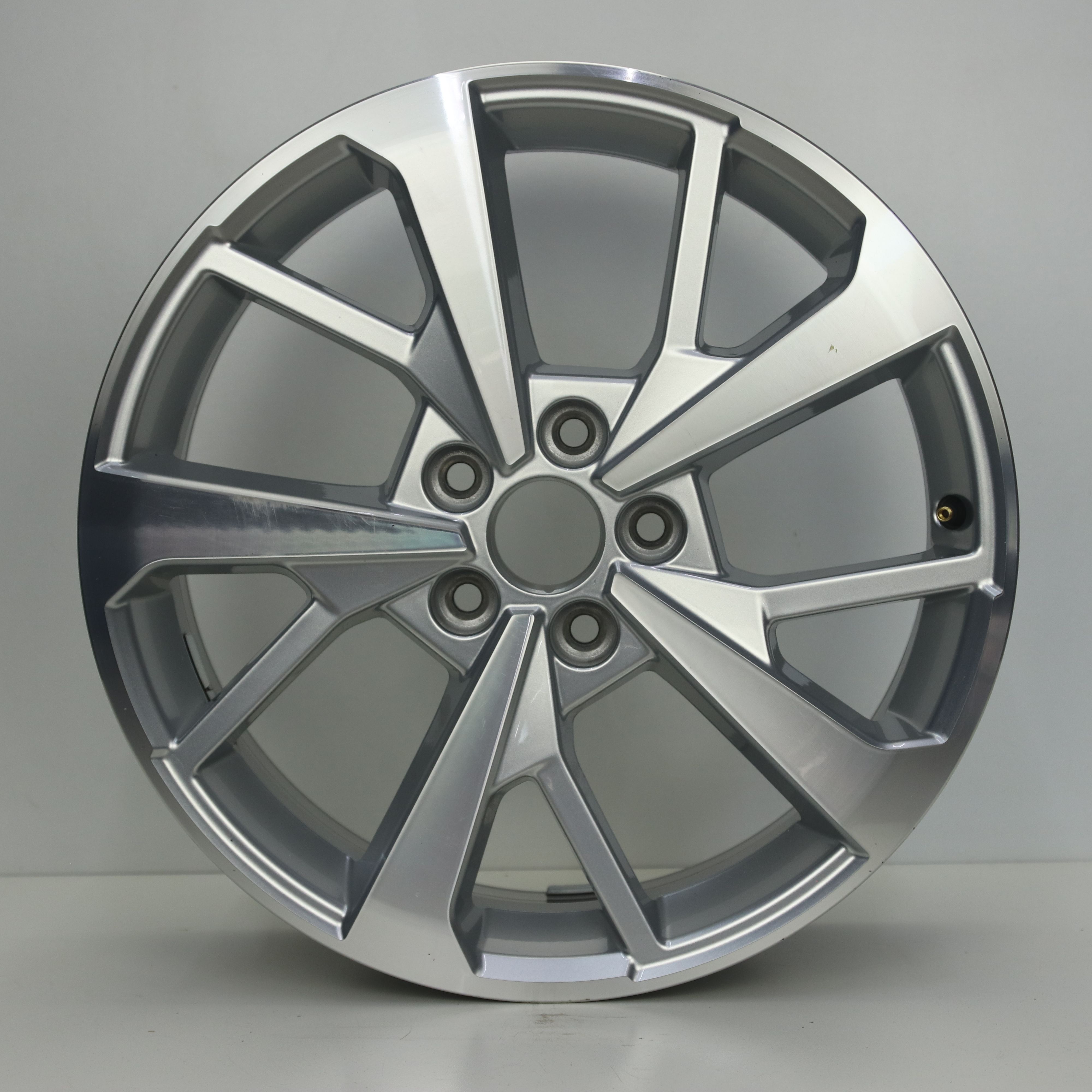 OS1007899 Originele 18 inch lichtmetalen Audi Q3 velgen 7.00X18 5X112 ET43.0 NB57.10 Zilver gepolijst