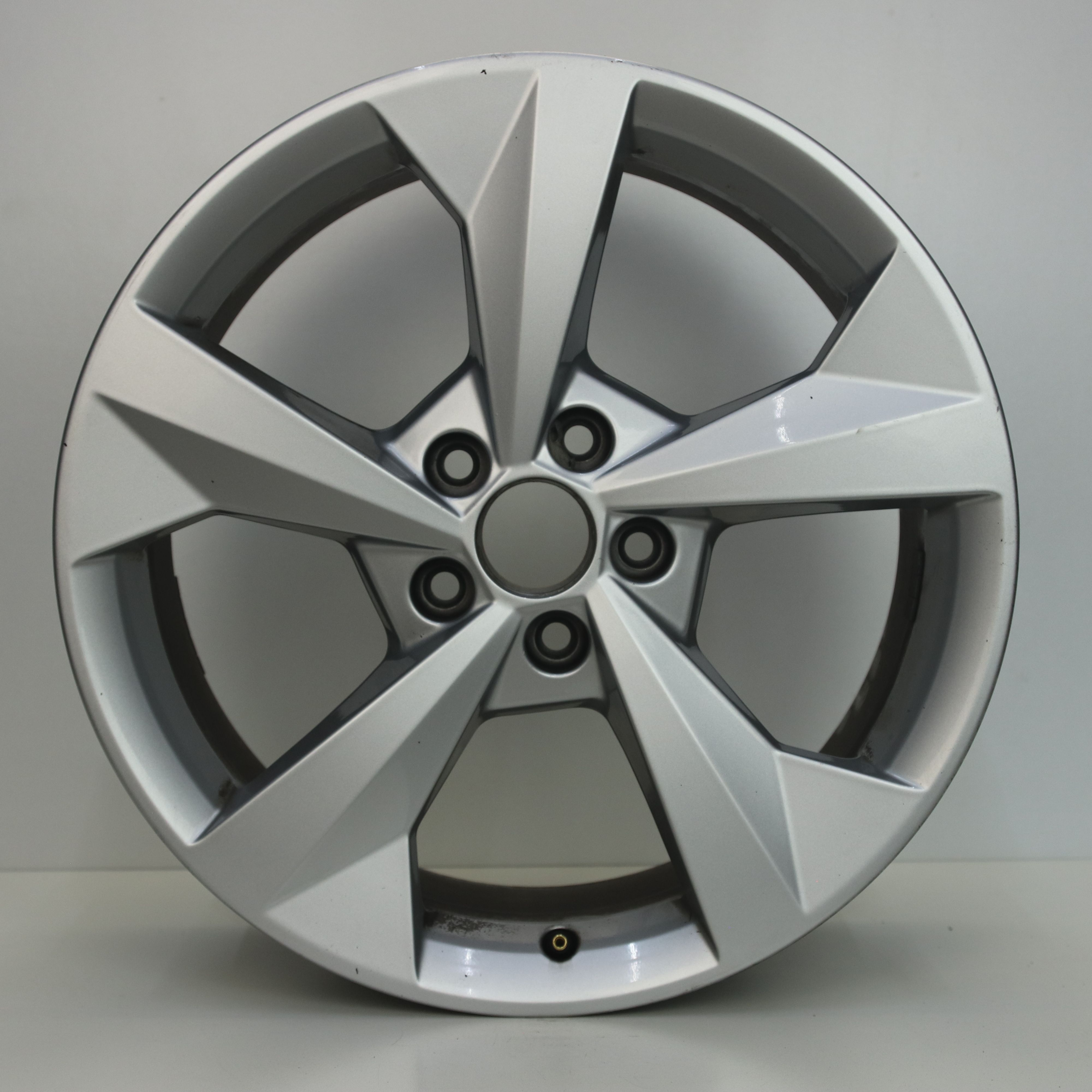 OS1006910 Originele 18 inch lichtmetalen Audi A3 velgen 8.00X18 5X112 ET46.0 NB57.10 Zilver