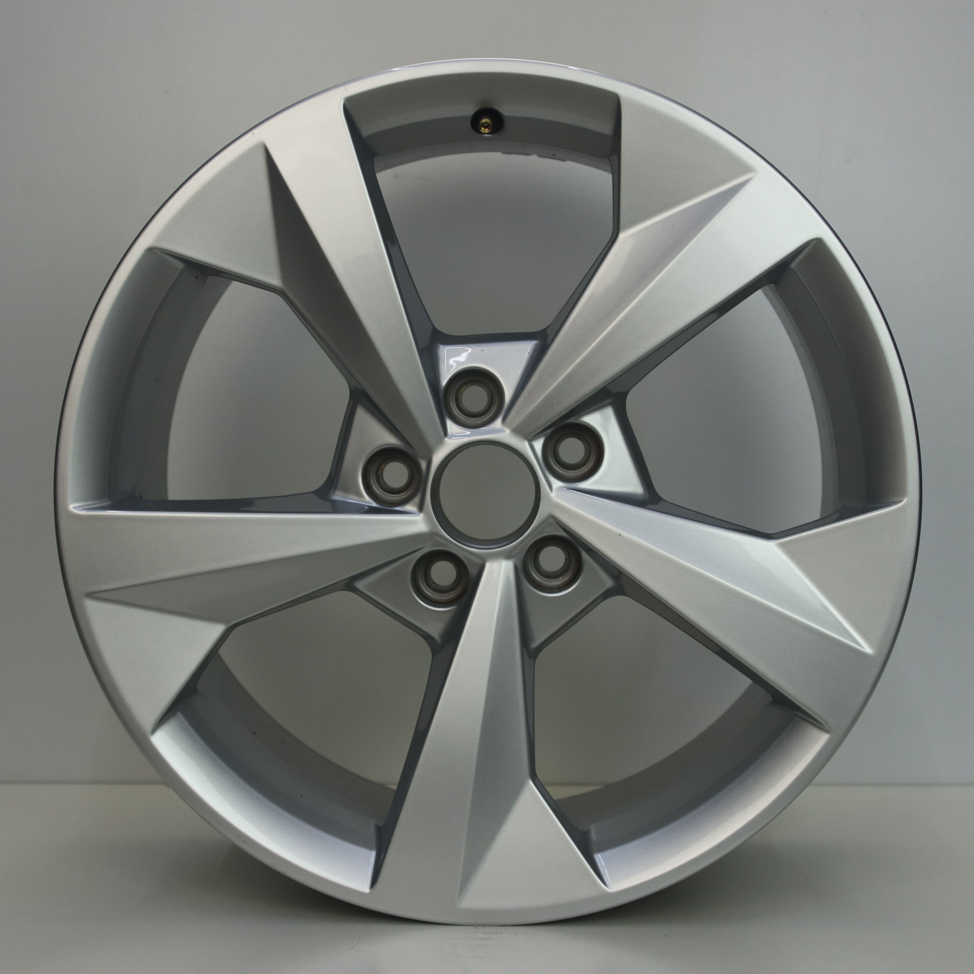 OS1007269 Originele 18 inch lichtmetalen Audi A3 velgen 8.00X18 5X112 ET46.0 NB57.10 Zilver