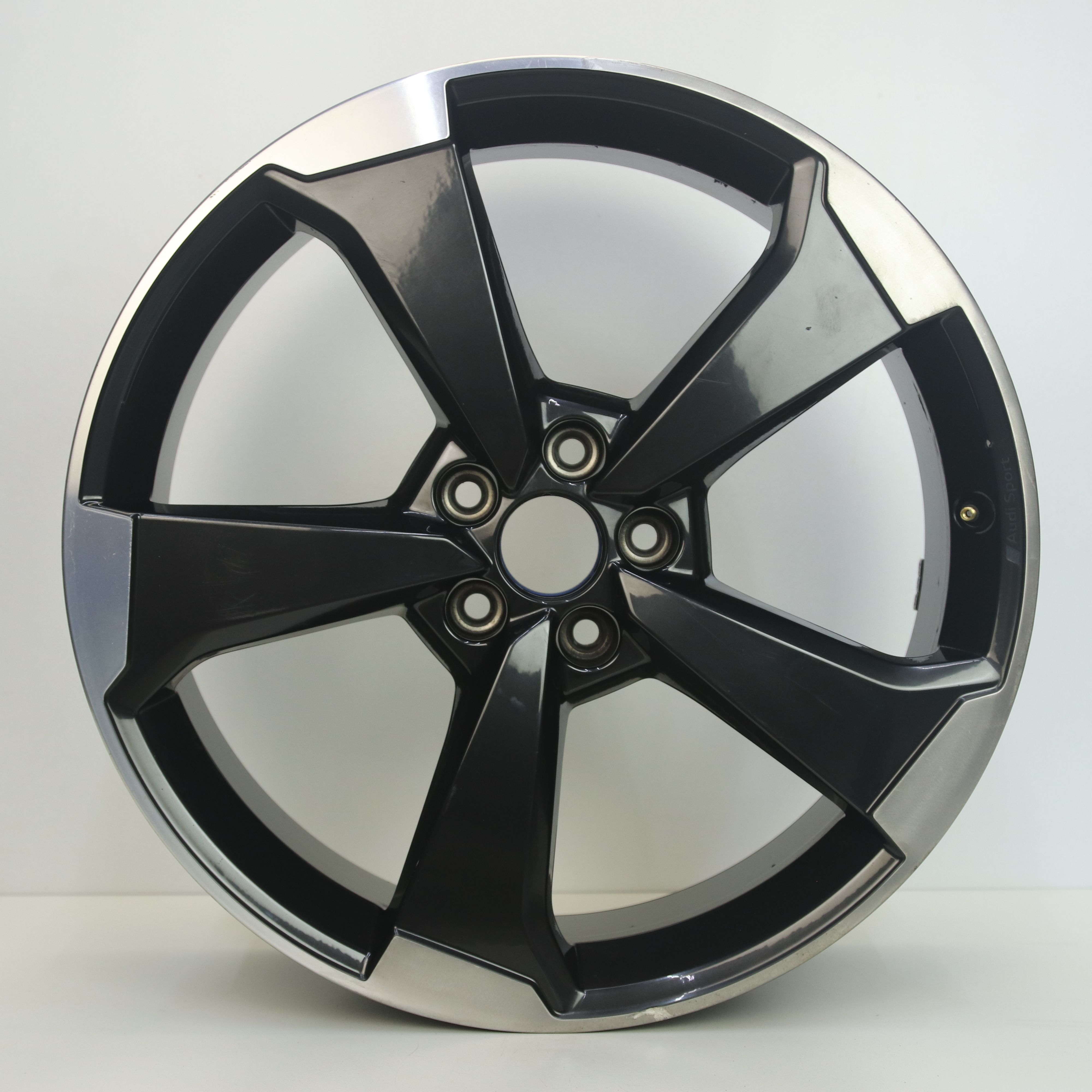 IN1002962 Originele 20 inch lichtmetalen Audi Q5 velgen 8.00X20 5X112 ET39.0 NB66.60 Zwart gepolijst