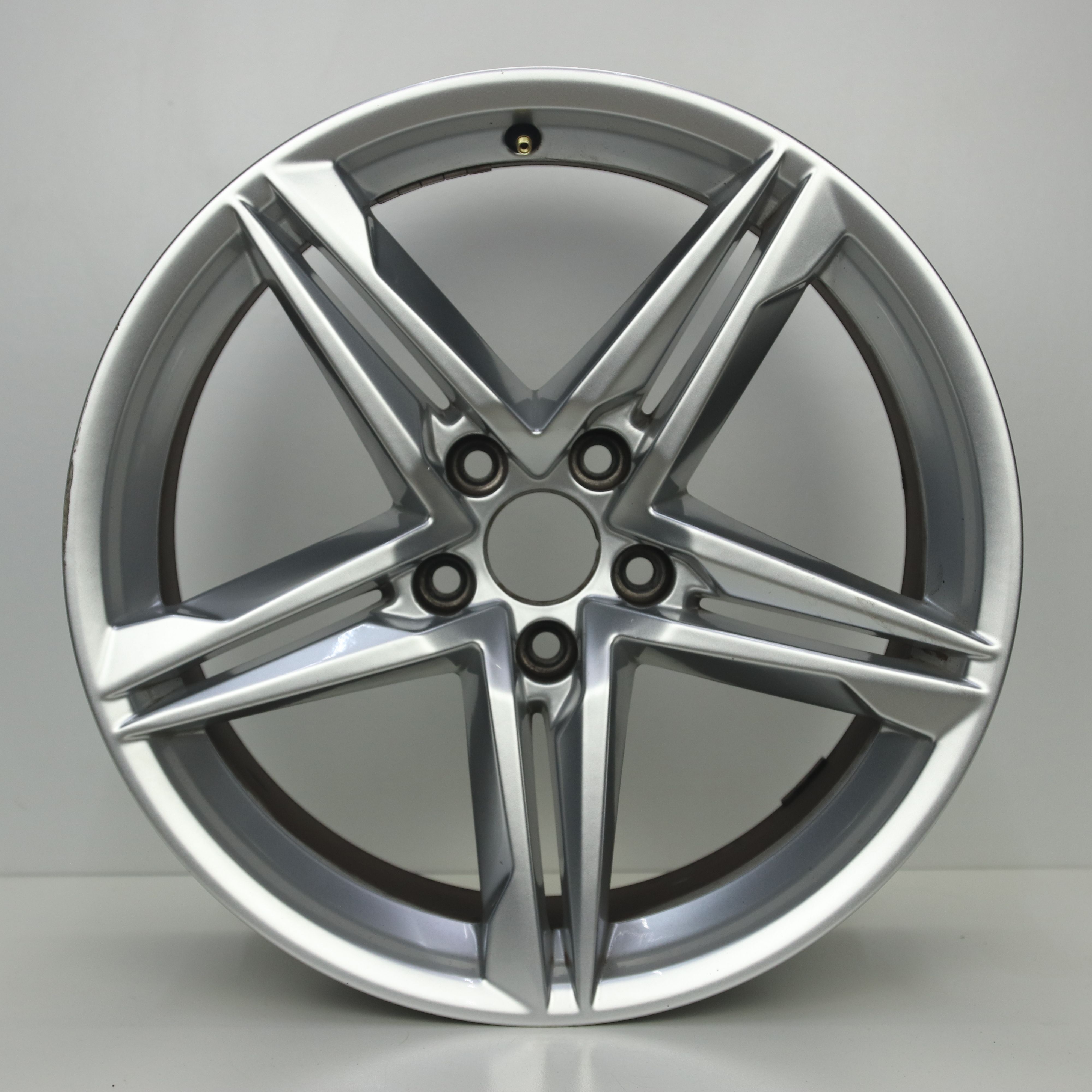 IN1003165 Originele 18 inch lichtmetalen Audi A5 velgen 8.50X18 5X112 ET29.0 NB66.50 Zilver