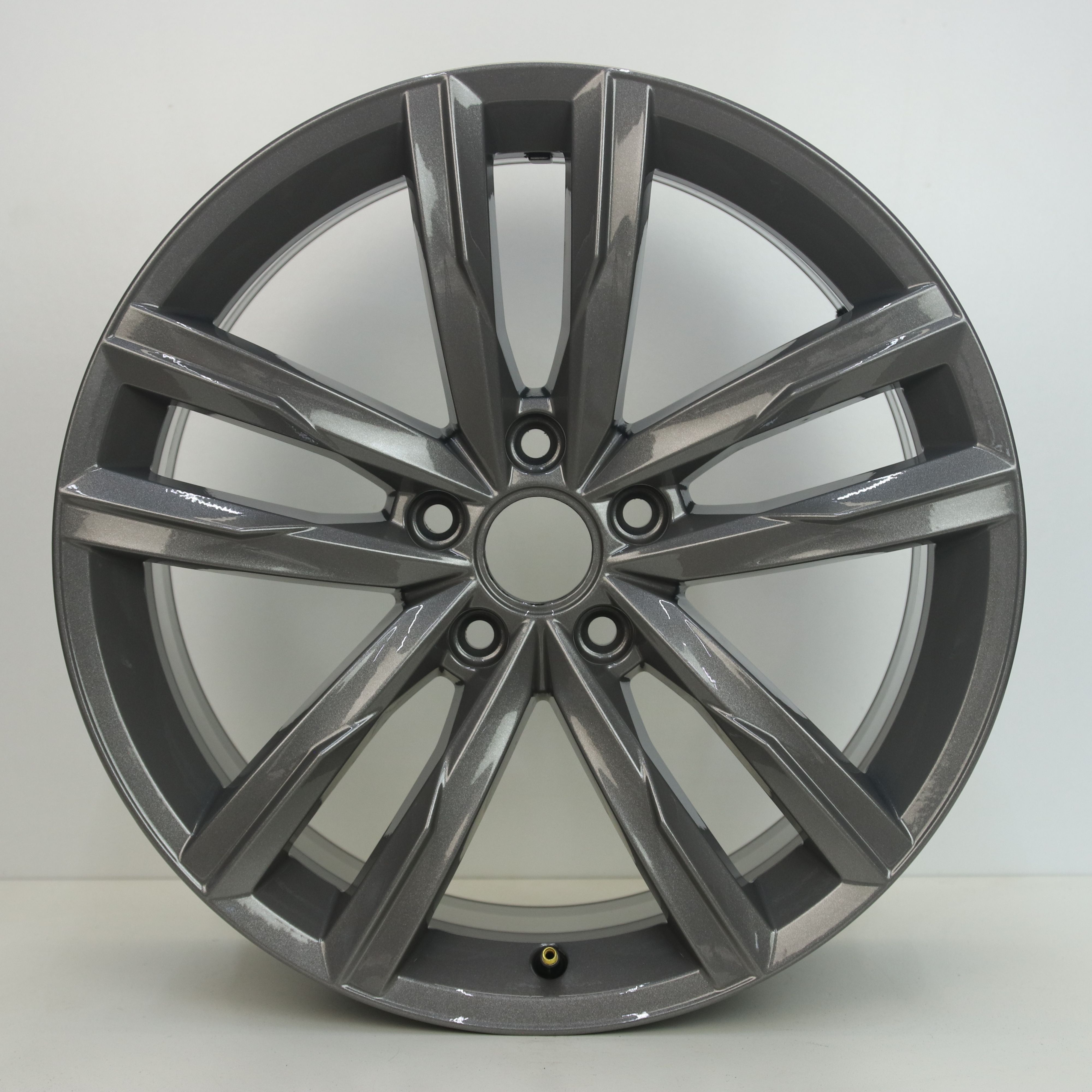 IN1002844 Originele 18 inch lichtmetalen Volkswagen Passat velgen (Dartford) 8.00X18 5X112 ET44.0 NB57.10 Zilver