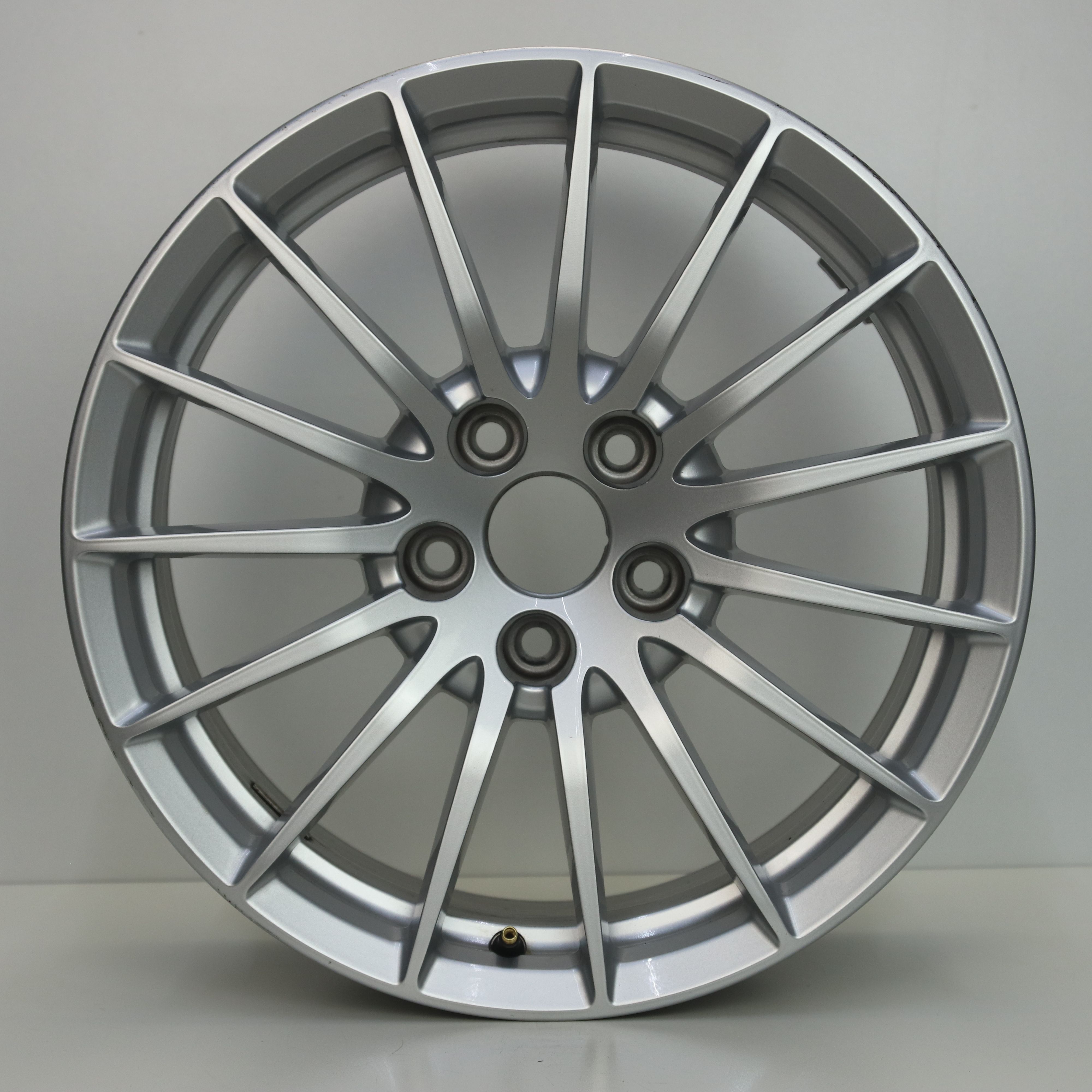 IN1002982 Originele 17 inch lichtmetalen Audi A4 velgen 7.50X17 5X112 ET29.0 NB66.60 Zilver