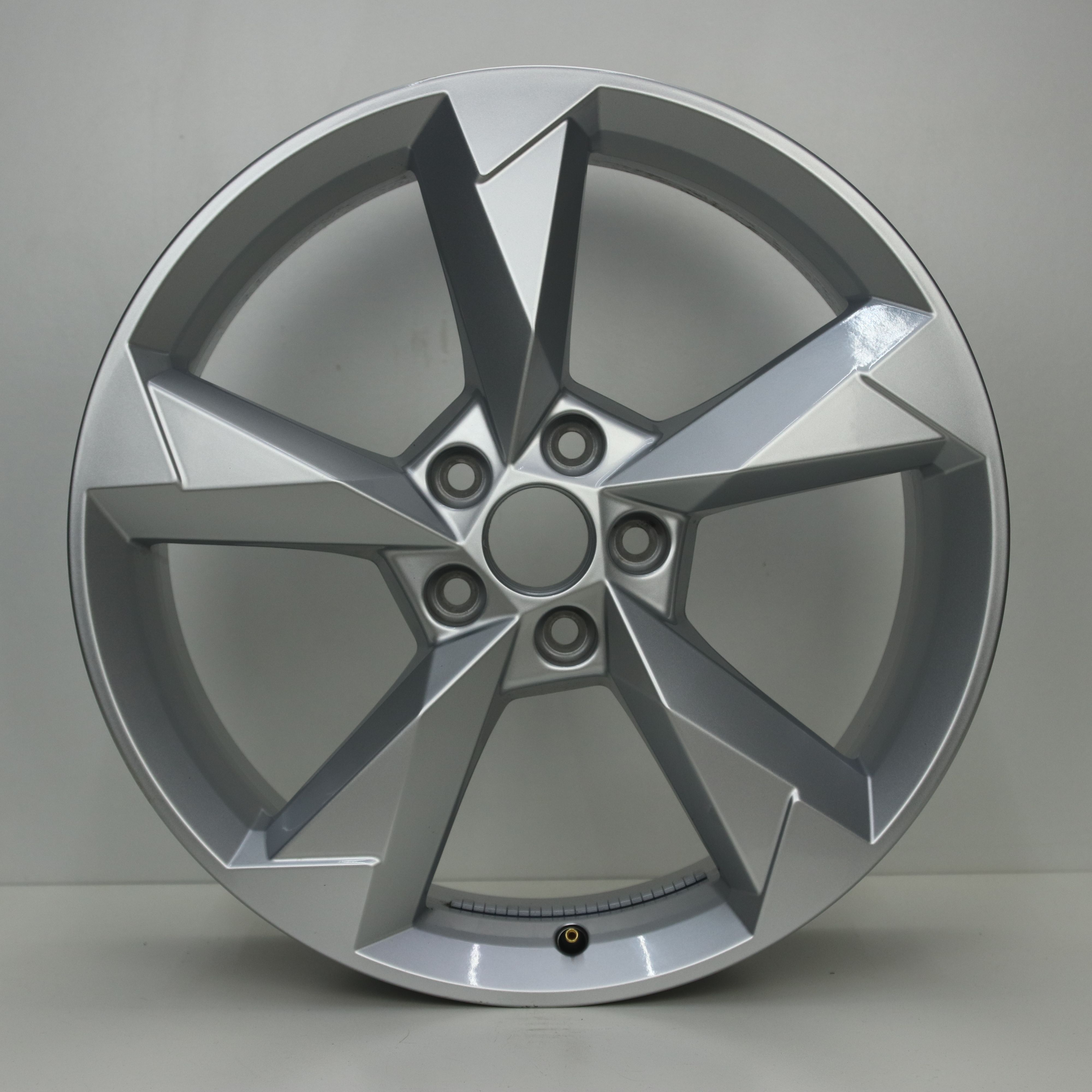 OS1007650 Originele 19 inch lichtmetalen Audi Q3 velgen 7.00X19 5X112 ET43.0 NB57.10 Zilver