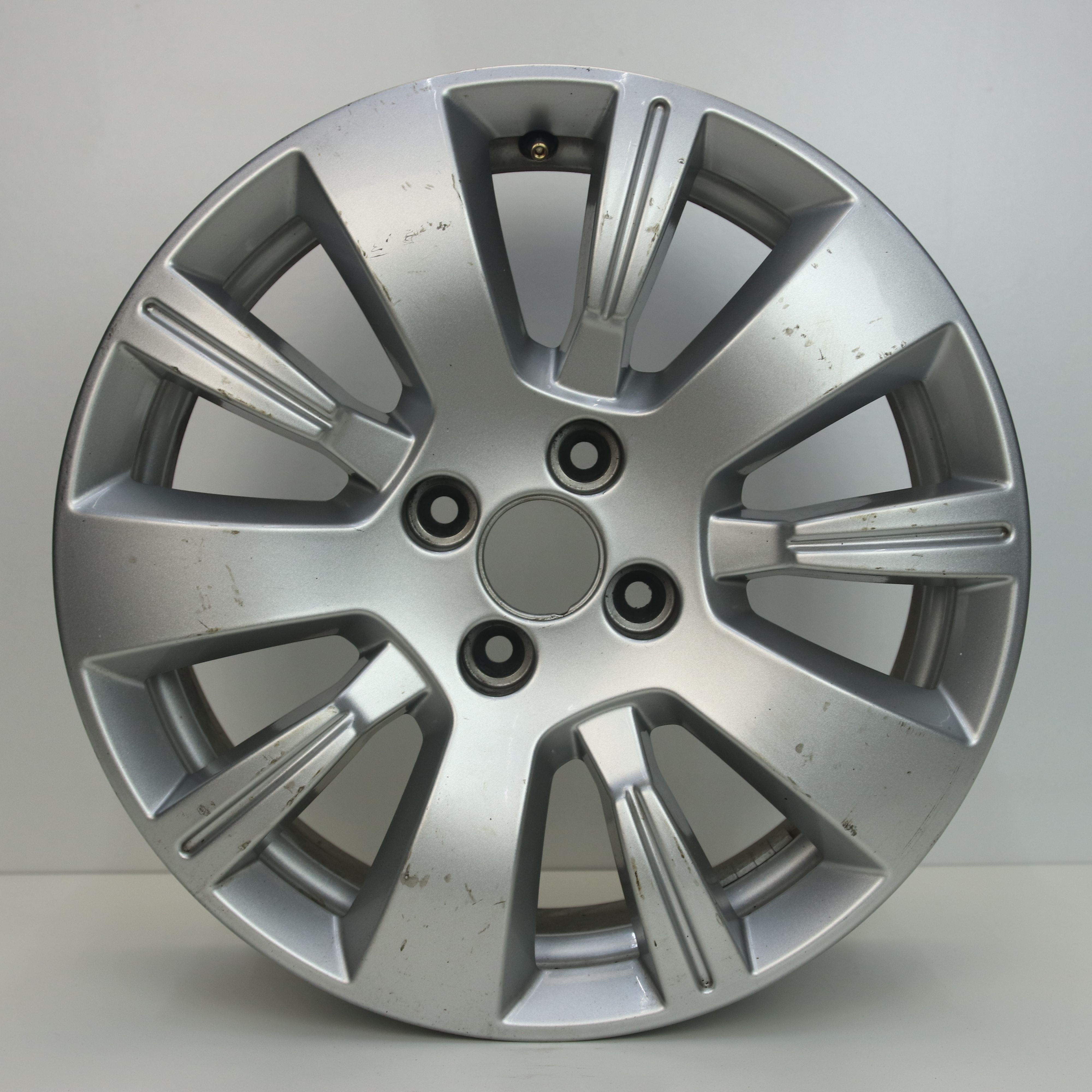 OS1005901 Originele 16 inch lichtmetalen Renault Captur velgen 6.50X16 4X100 ET40.0 NB60.10 Zilver