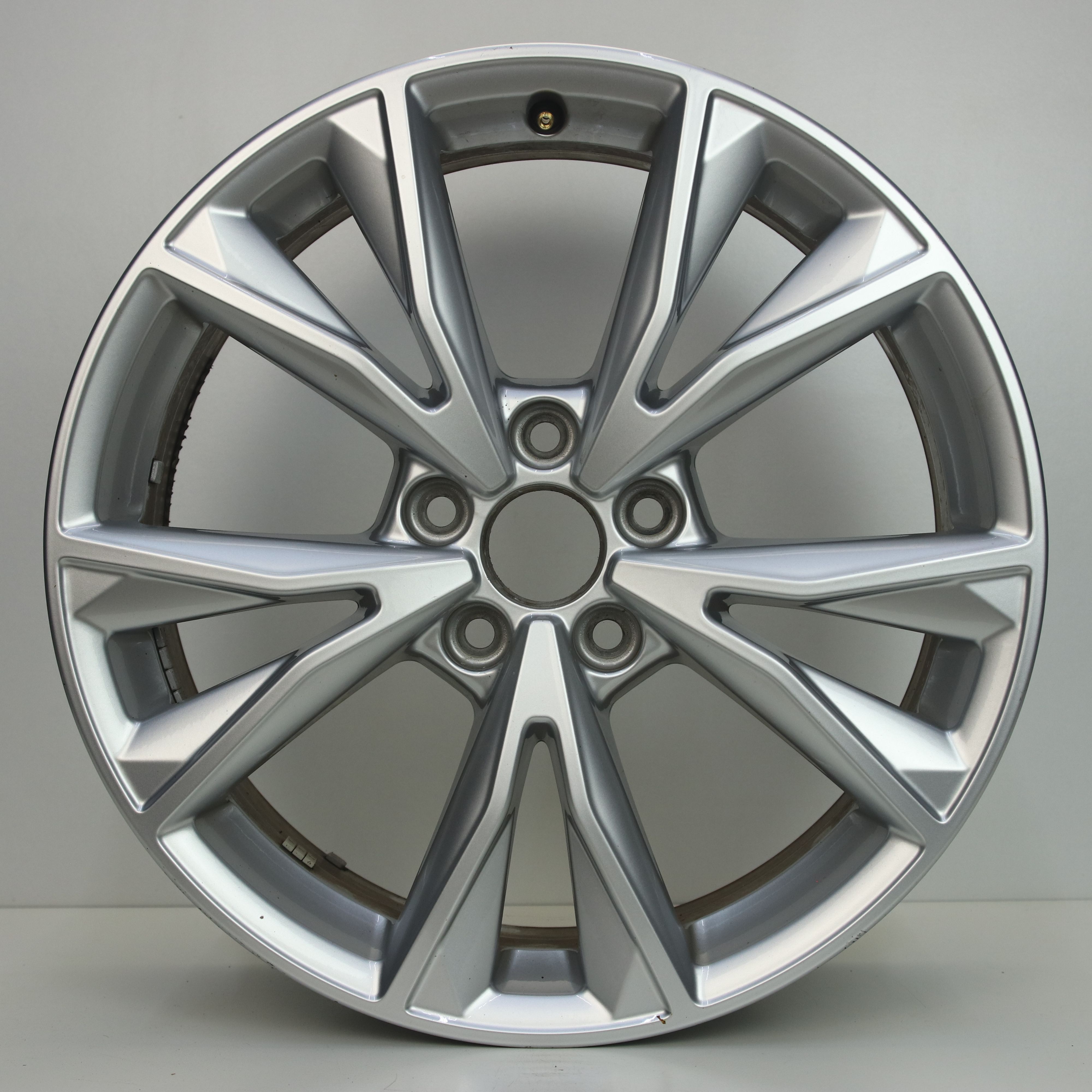 IN1003040 Originele 18 inch lichtmetalen Audi Q3 velgen 7.00X18 5X112 ET43.0 NB57.10 Zilver
