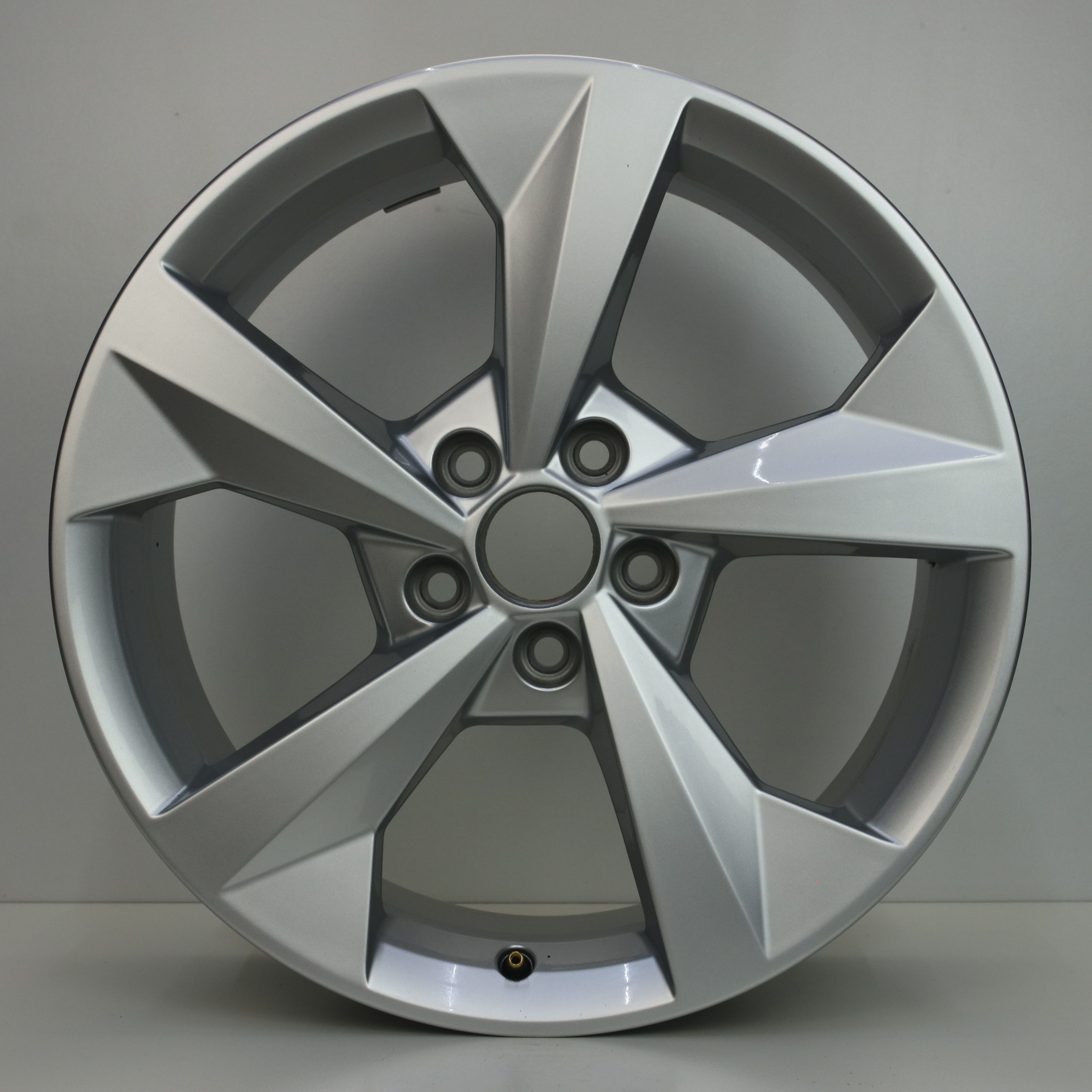 OS1007143 Originele 18 inch lichtmetalen Audi A3 velgen 8.00X18 5X112 ET46.0 NB57.10 Zilver
