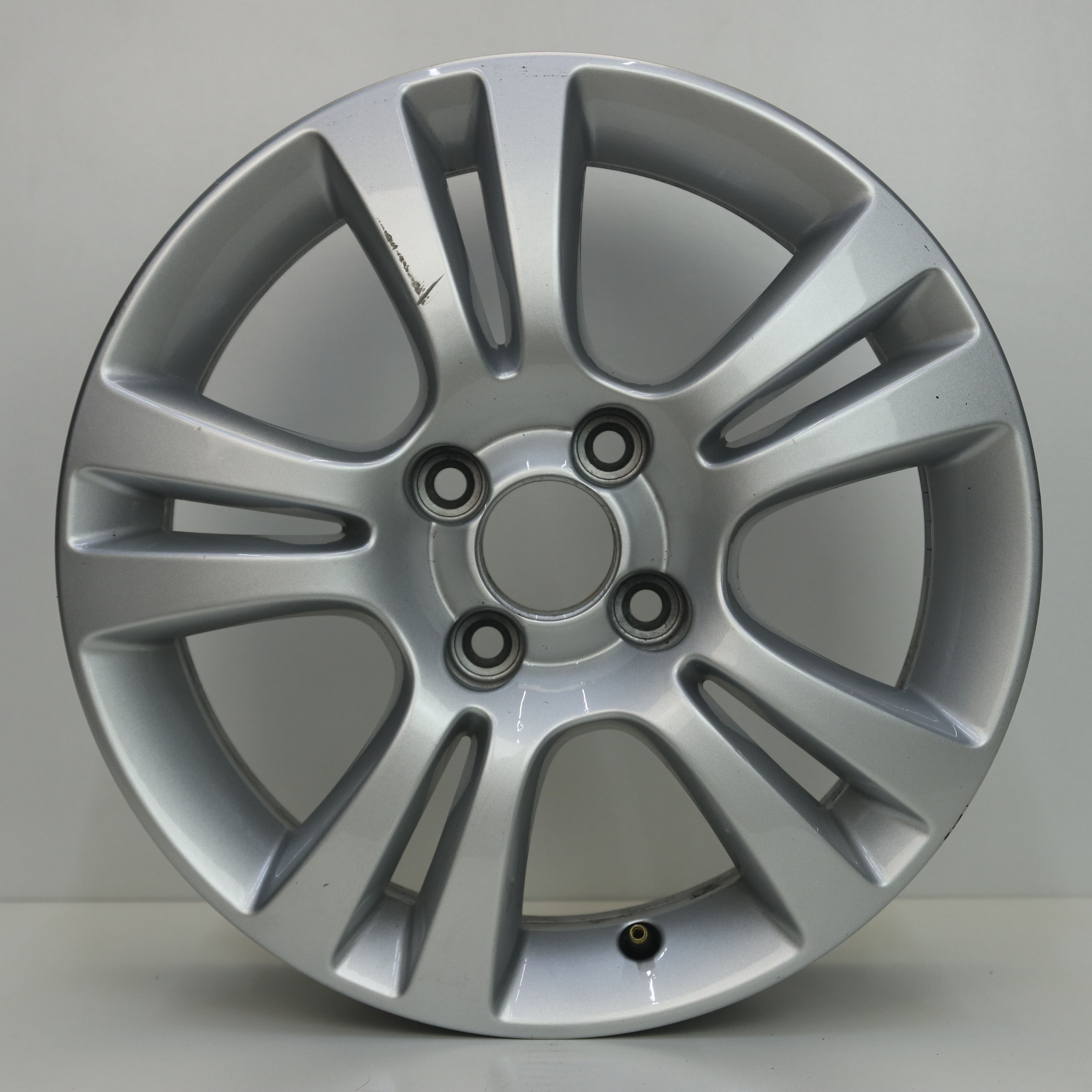 OS1007461 Originele 15 inch lichtmetalen Opel Corsa velgen 6.00X16 4X100 ET39.0 NB56.60 Zilver