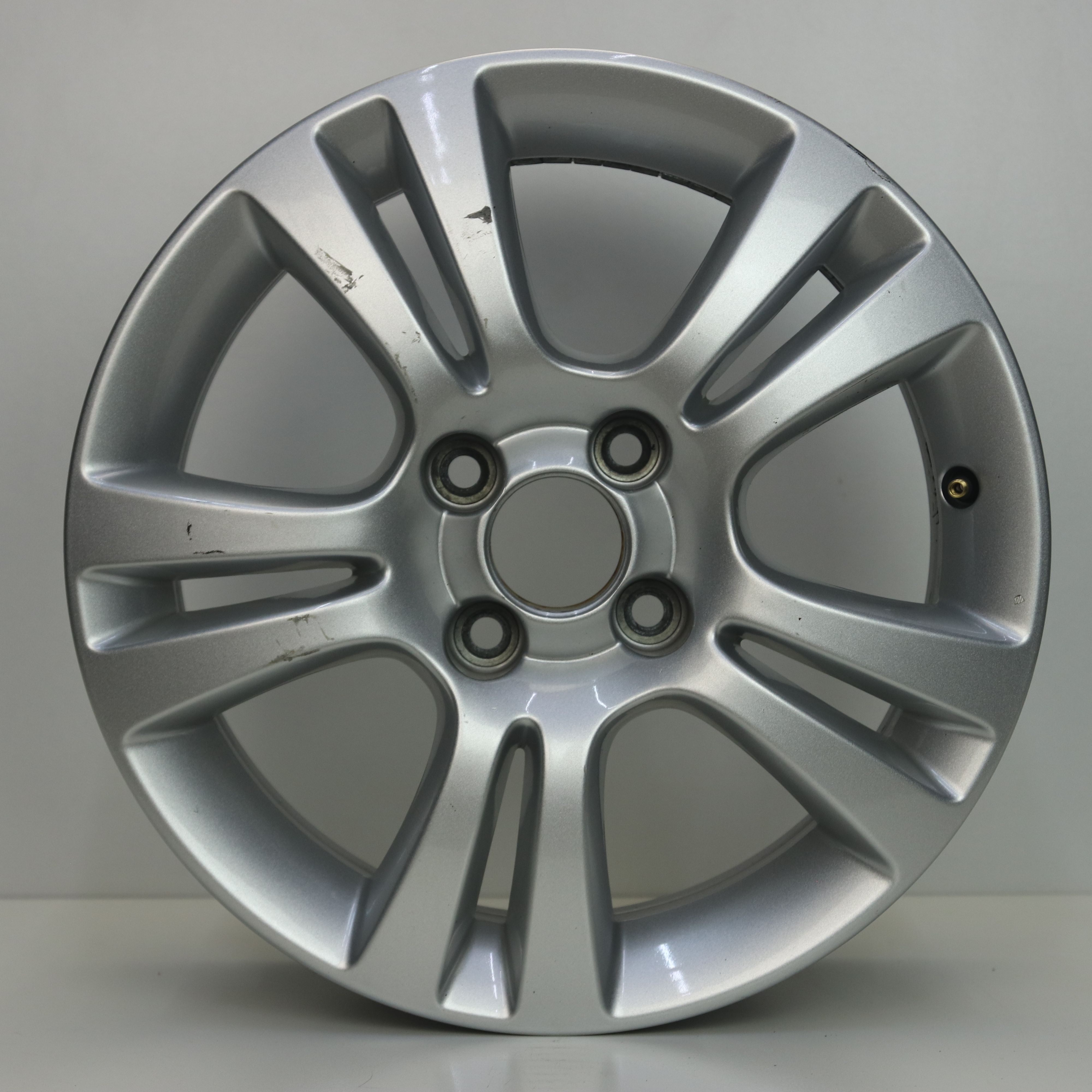 OS1007461 Originele 15 inch lichtmetalen Opel Corsa velgen 6.00X16 4X100 ET39.0 NB56.60 Zilver