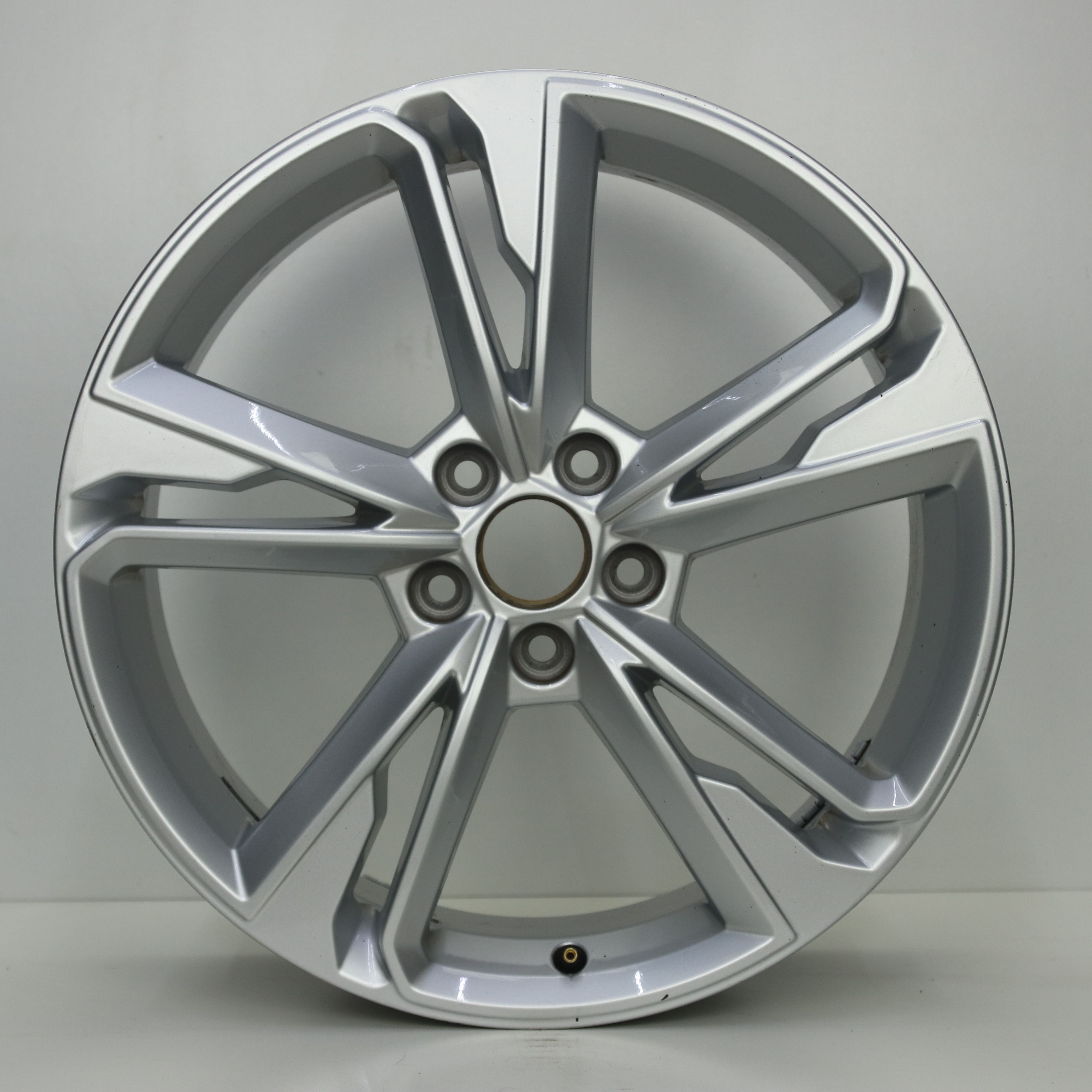 OS1007908 Originele 19 inch lichtmetalen Audi Q3 velgen 7.00X19 5X112 ET43.0 NB57.10 Zilver