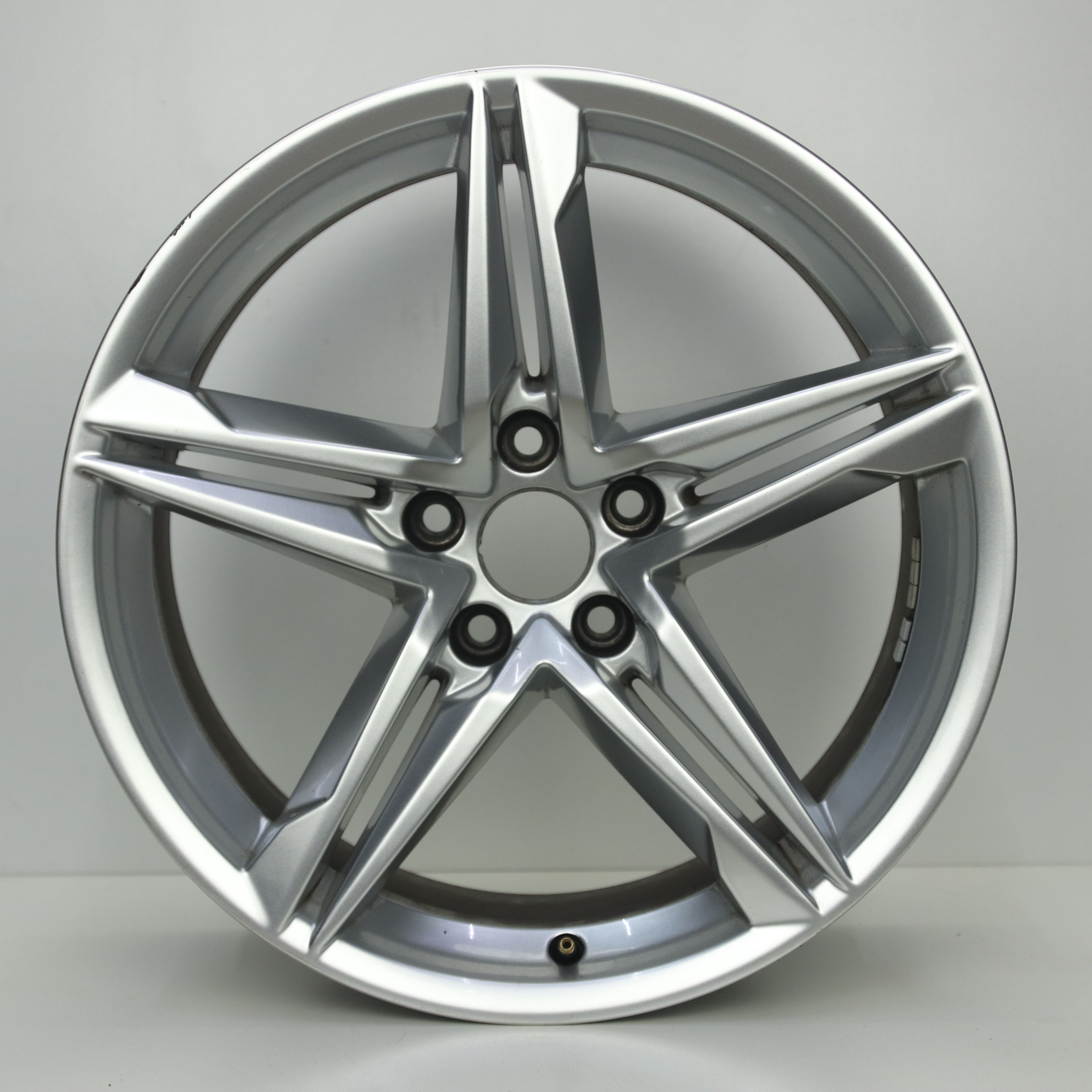 IN1003165 Originele 18 inch lichtmetalen Audi A5 velgen 8.50X18 5X112 ET29.0 NB66.50 Zilver