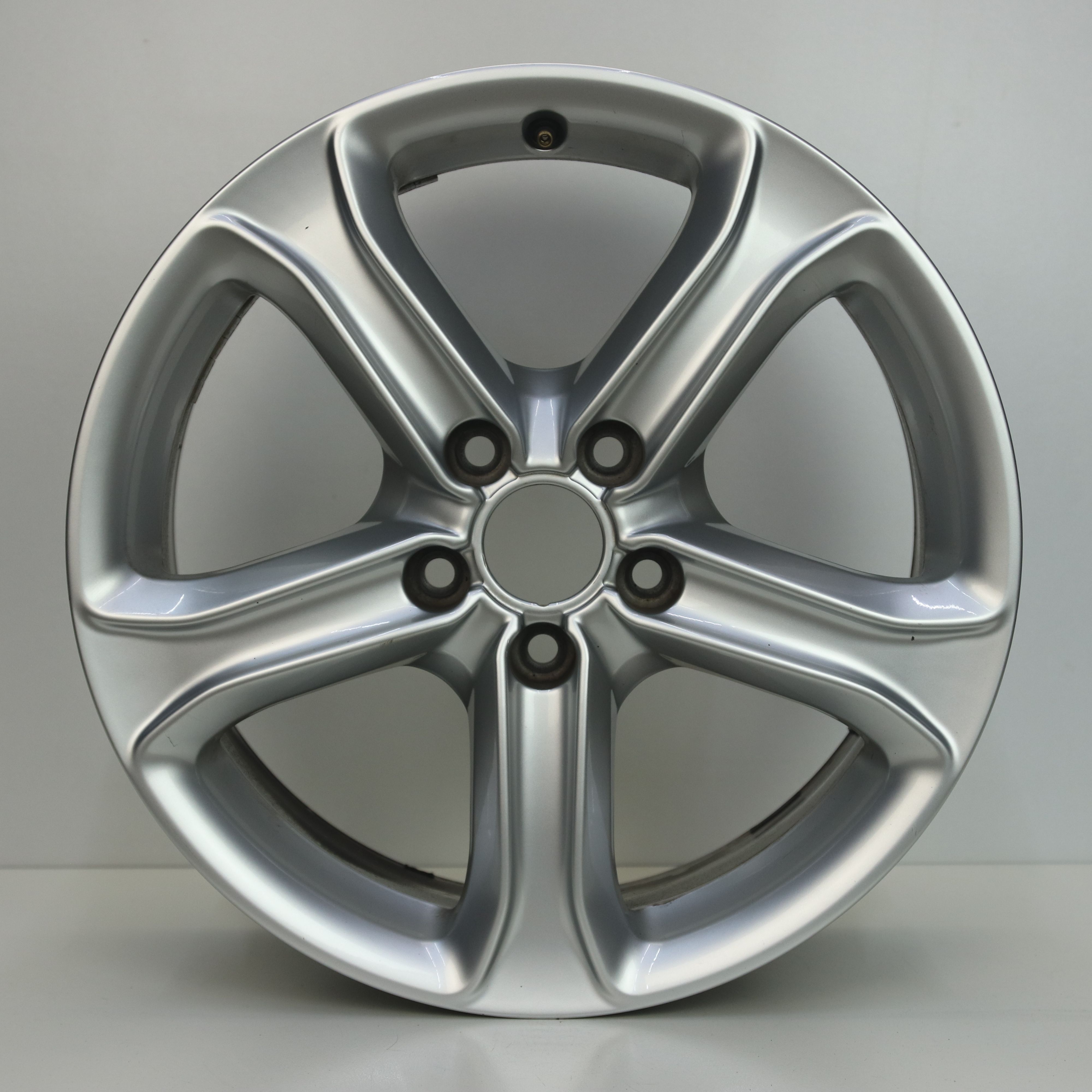 IN1002963 Originele 17 inch lichtmetalen Audi A4 velgen 7.50X17 5X112 ET45.0 NB66.50 Zilver