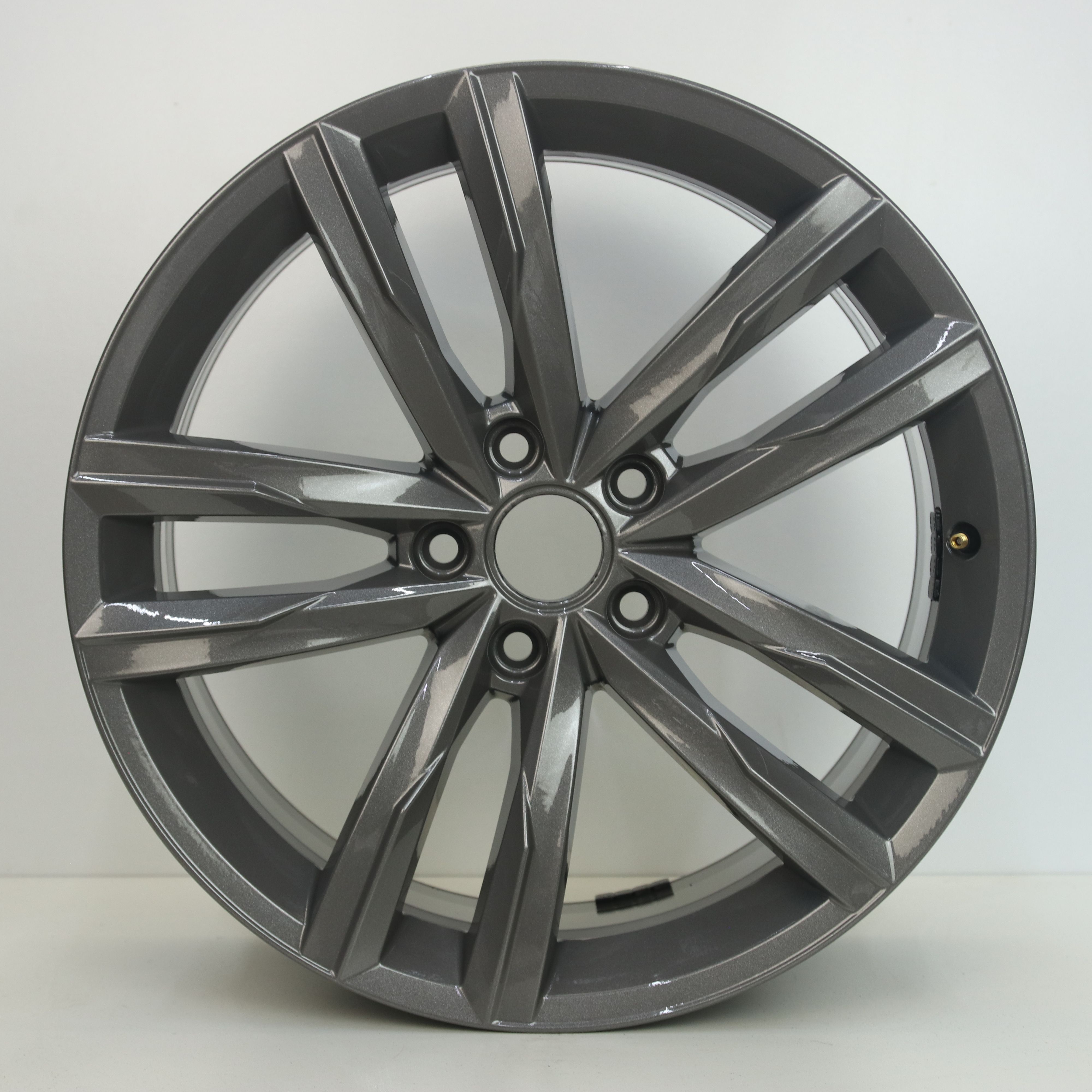 IN1002844 Originele 18 inch lichtmetalen Volkswagen Passat velgen (Dartford) 8.00X18 5X112 ET44.0 NB57.10 Zilver