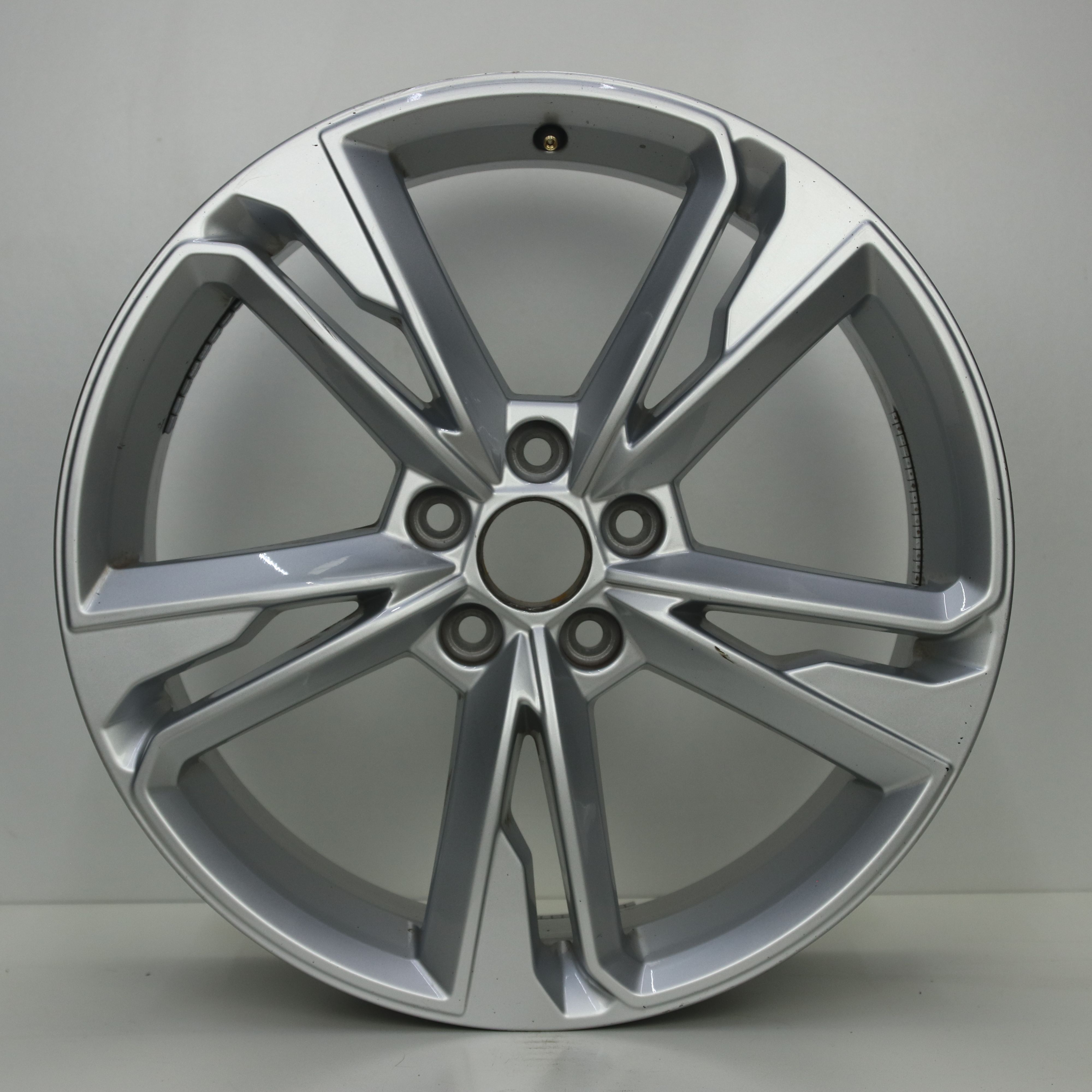 OS1007908 Originele 19 inch lichtmetalen Audi Q3 velgen 7.00X19 5X112 ET43.0 NB57.10 Zilver