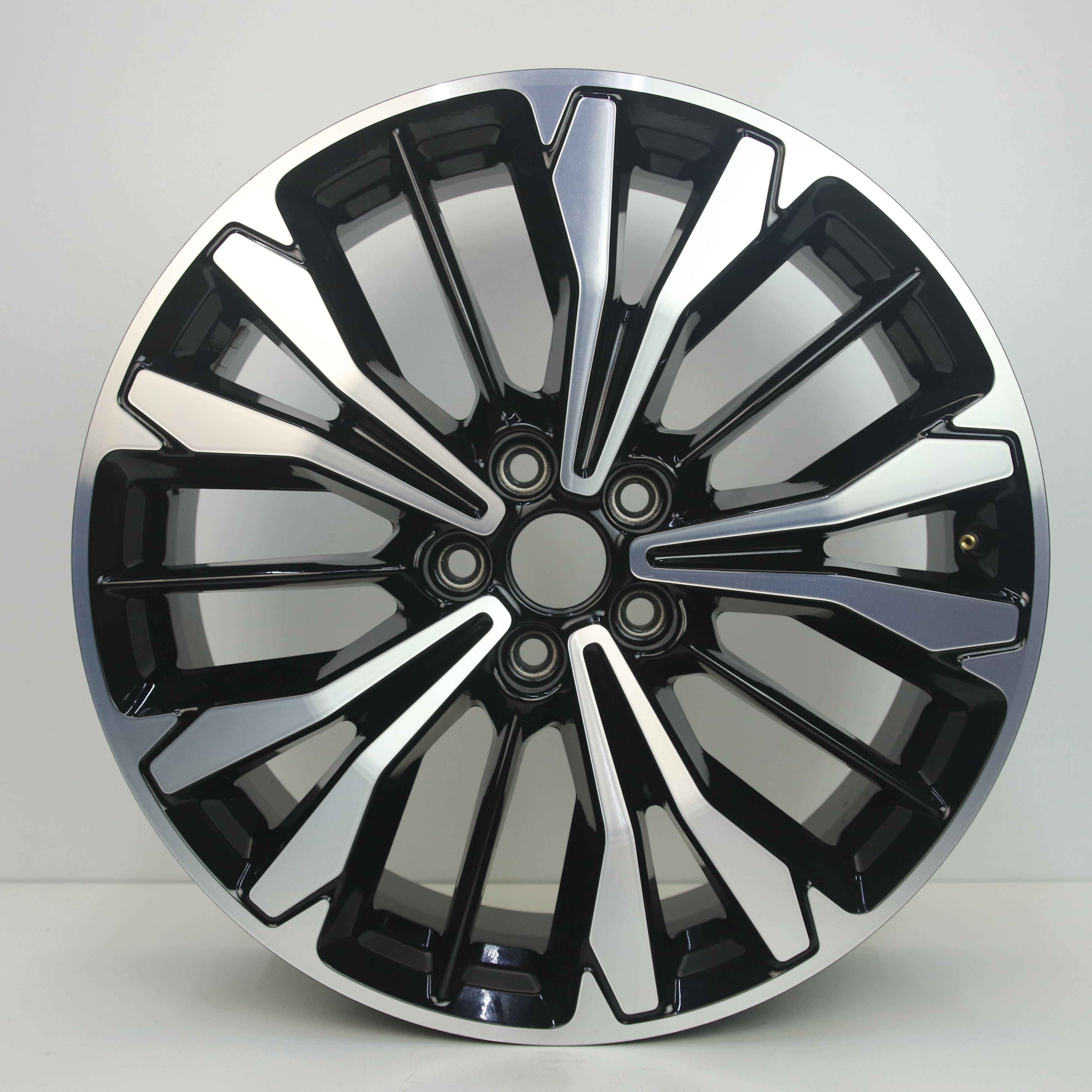 IN1002941 Originele 19 inch lichtmetalen Ford Kuga velgen 7.50X19 5X108 ET50.0 NB63.40 Zwart gepolijst