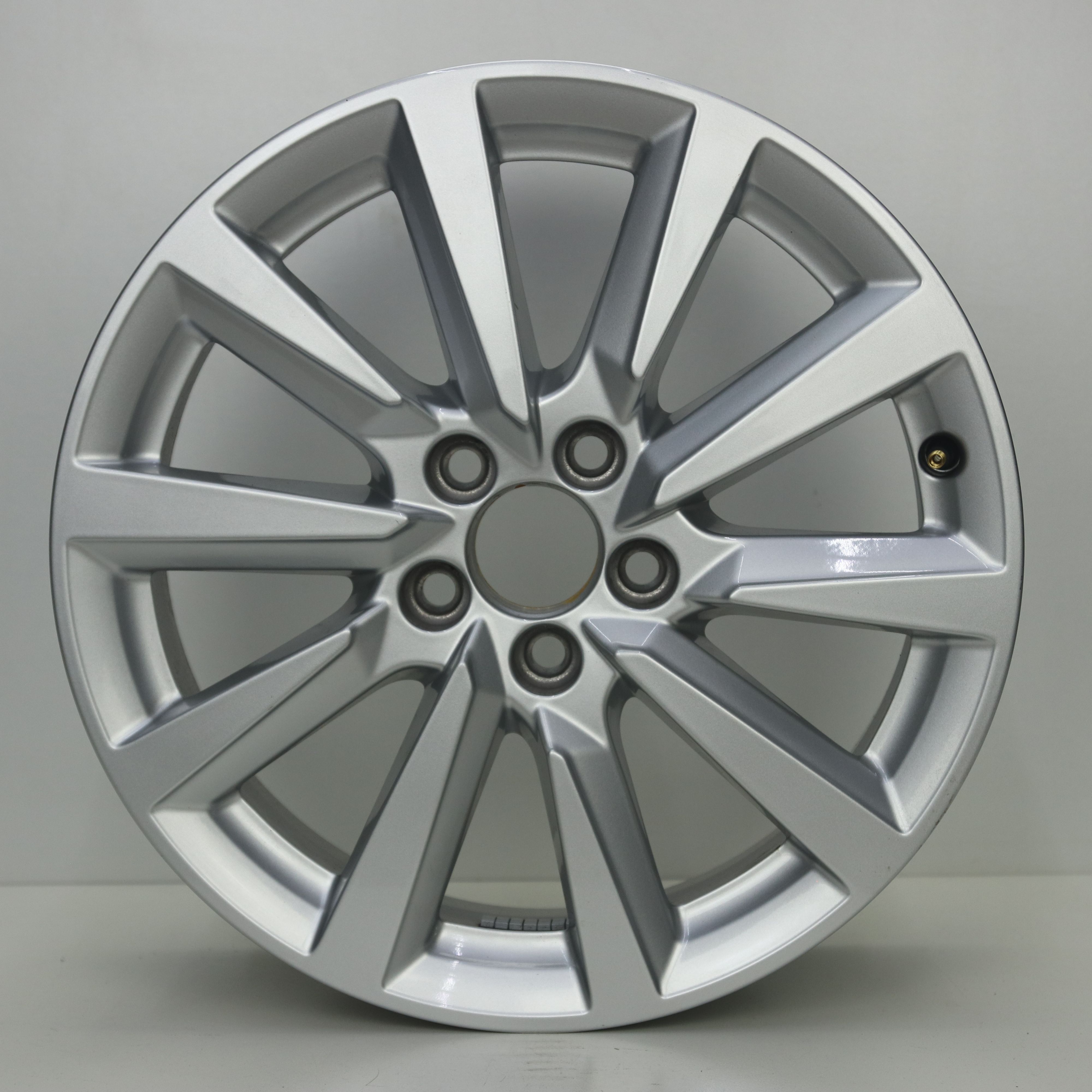 OS1007656 Originele 16 inch lichtmetalen Audi A1 Citycarver velgen 6.50X16 5X100 ET40.0 NB57.10 Zilver